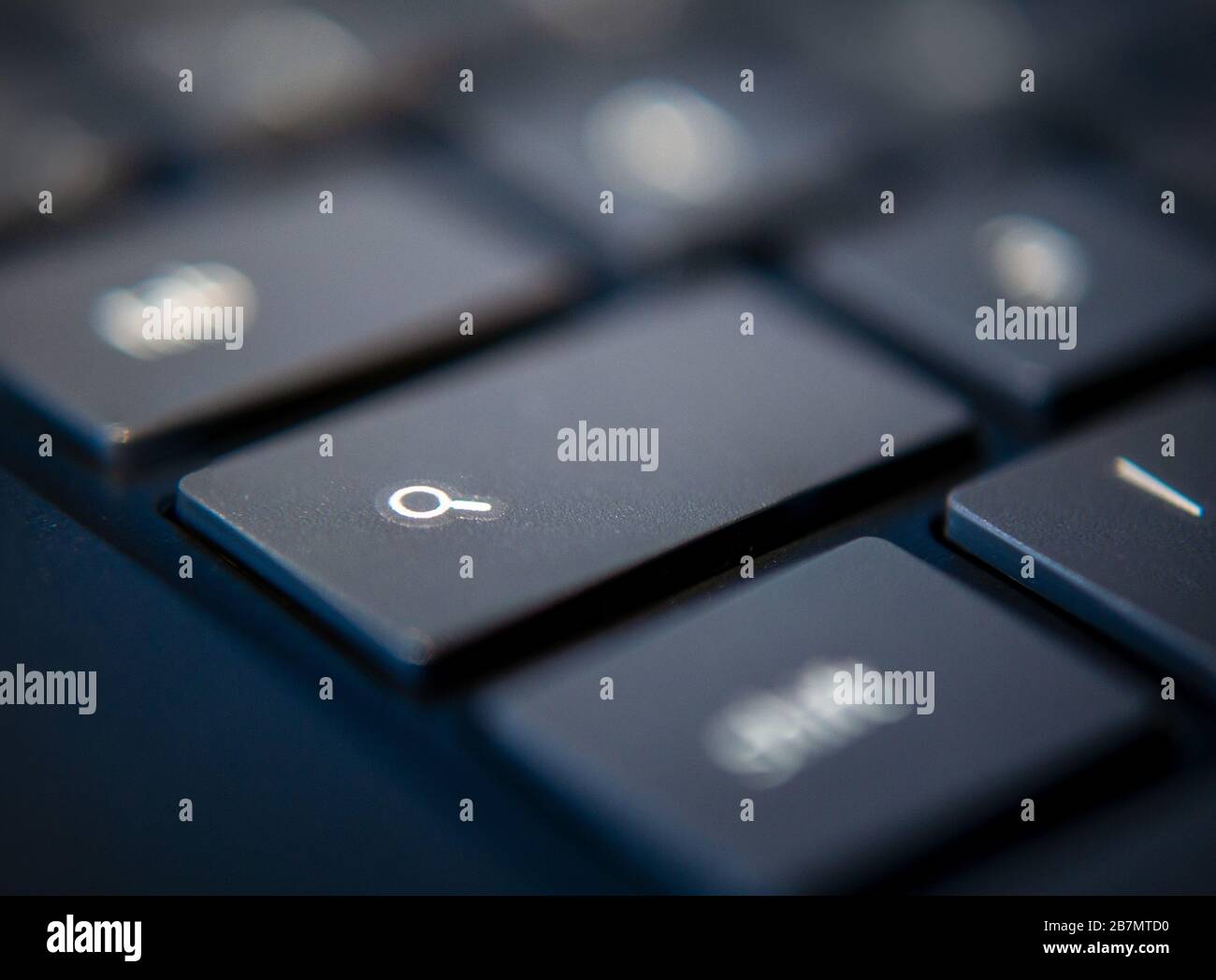Suchtaste auf der schwarzen Tastatur des Laptops auf chromebook Chrom os Stockfoto