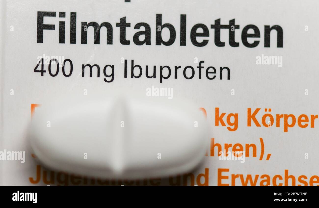 März 2020, Baden-Württemberg, Freiburg: Eine Tablette mit dem Wirkstoff Ibuprofen wird auf eine Arzneibox gelegt. Die Weltgesundheitsorganisation (WHO) rät Menschen, die verdächtigt werden, mit dem neuen Coronavirus infiziert zu sein, Ibuprofen nicht ohne ärztlichen Rat zu nehmen. Foto: Patrick Seeger / dpa Stockfoto