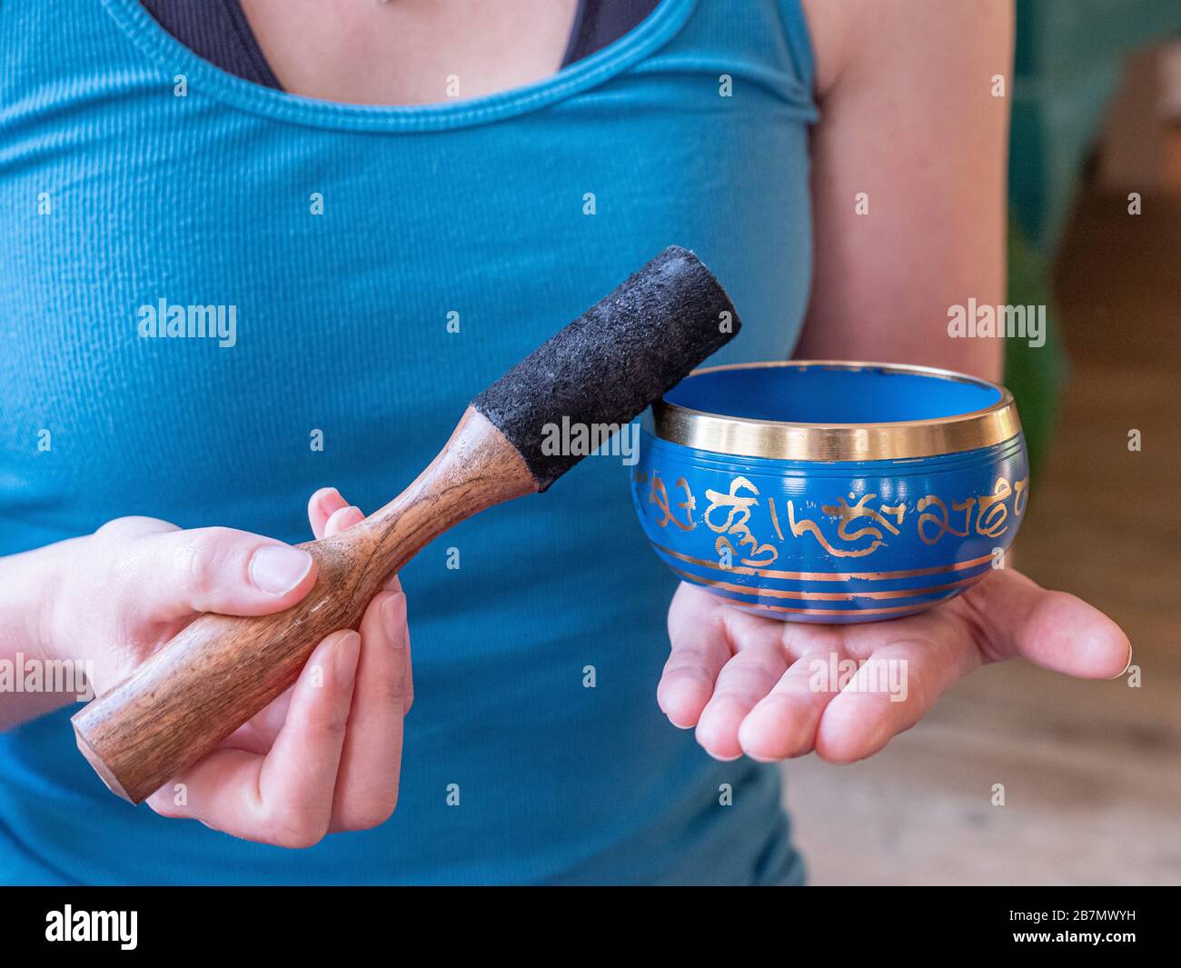 Haulerwijk - 07. märz 2020: Haulerwijk, Niederlande. Nahaufnahme der indischen Gesangsschüssel in der Hand der Frau. Meditations- und Entspannungskonzept Stockfoto