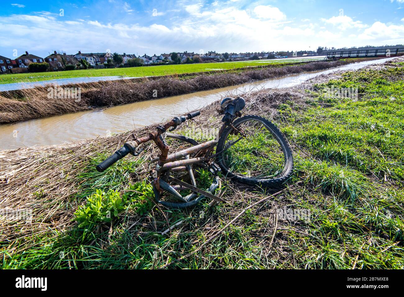 Fahrrad Flytipping erholt von Drainage Graben bei Bulverhythe Stockfoto