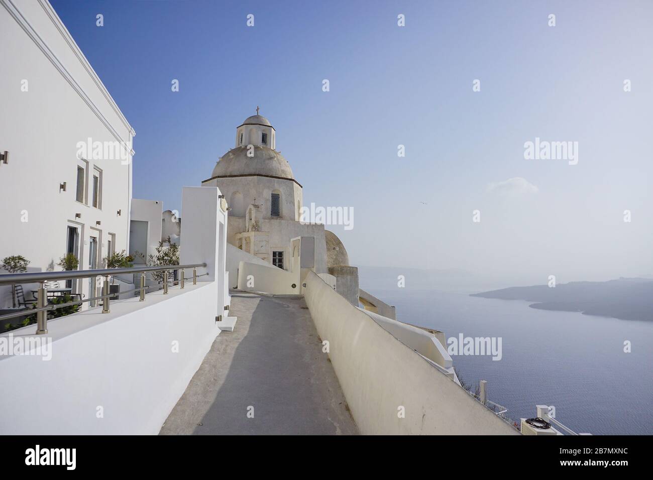 Weiße malerische, authentische Häuser der griechischen Insel Santorini in der Stadt Thira. Blick auf den überfluteten Krater des Vulkans. Stockfoto