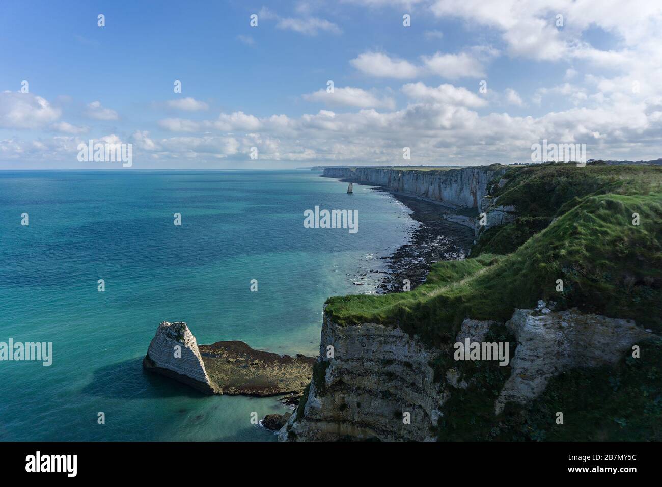 Weiße Kreidefelsen an der Küste des Atlantiks. Malerische Aussicht auf die Küste von Normandia in der französischen Stadt Etretat. Französische Küste. Stockfoto