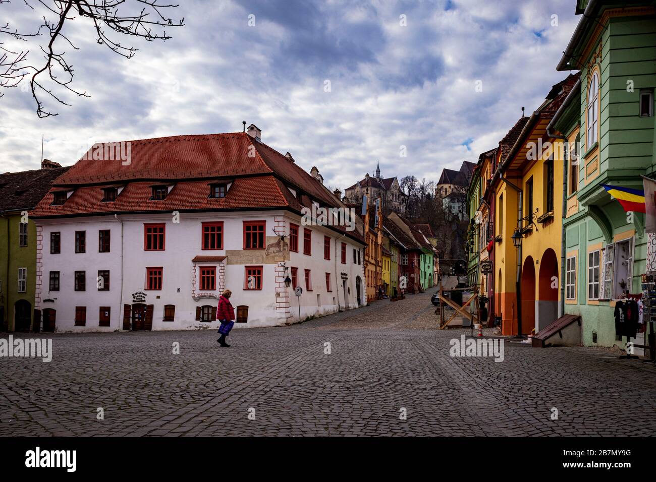 SIGHISOARA, RUMÄNIEN, 13. März 2020. Obwohl es außerhalb der Tourismussaison ist, gibt es immer noch sehr wenige Menschen auf den Straßen der Zitadelle Sighisoara mit COVID-19 Beeinflussung der Entscheidung der Völker, nicht zu besuchen. Das sächsische Gebäude aus dem 12. Jahrhundert gehört zum UNESCO-Weltkulturerbe und soll angeblich der Ort sein, an dem Vlad 'The Impaler' Tepes (AKA Dracula) geboren wurde. Hier ist der Zitadellenplatz Piata Cetatii, leer, ohne Leute, Tische oder Stühle. Foto © Matthew Lofthouse - Freelance Fotograf Stockfoto