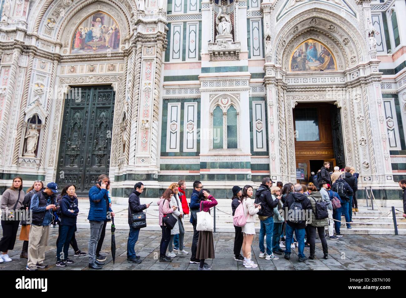 Warten Sie auf den Dom, die Cattedrale di Santa Maria del Fiore, die Kathedrale von Florenz, die Piazza del Duomo, Florenz, Italien Stockfoto