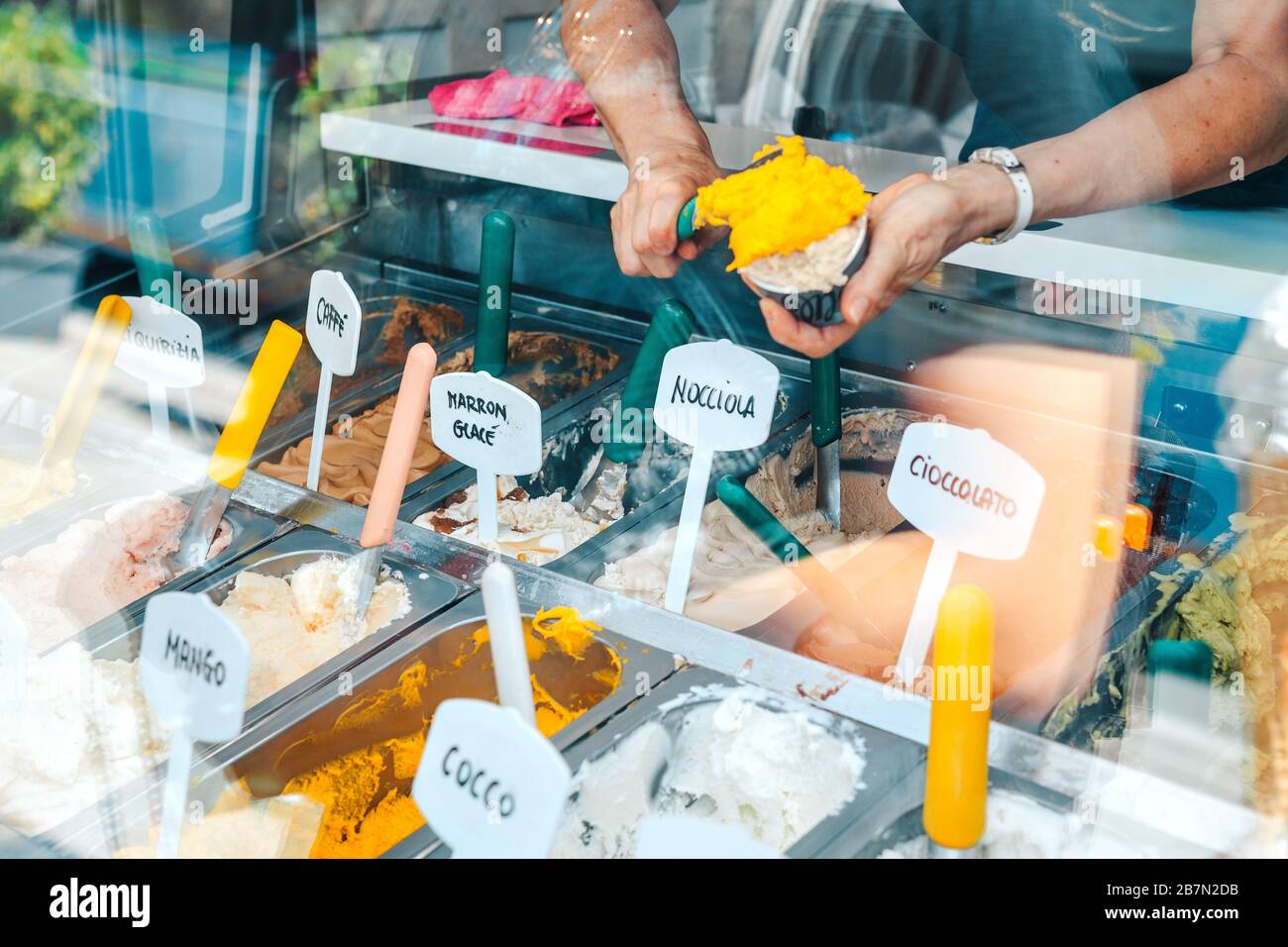 Frau mit Eiscreme in einem italienischen Eisgeschäft Stockfoto