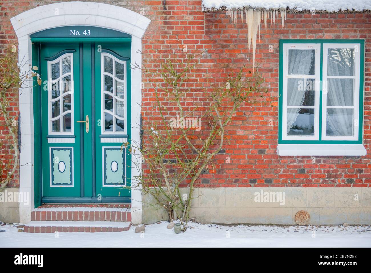 Gebäude in Süderende, extremer Winter auf der Insel Föhr, Nordsee, Unesco-Weltkulturerbe, Nordfriesland, Schleswig-Holstein, Norddeutschland, Europa Stockfoto