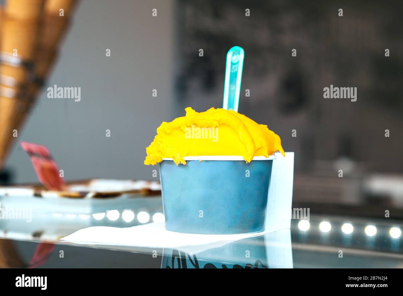 Mango Eiscreme in Papierbecher Stockfoto