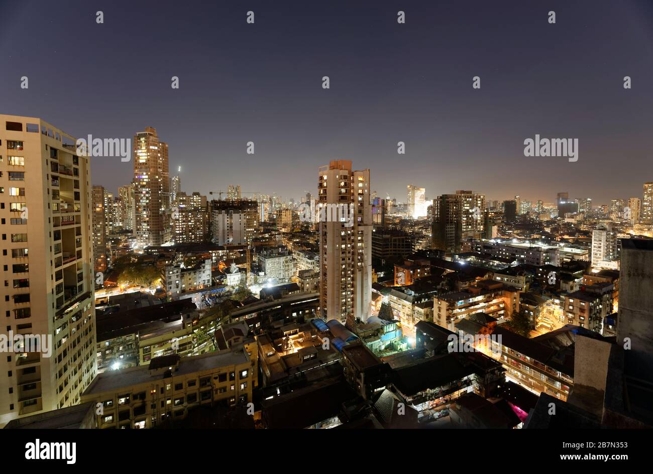 Wolkenkratzer in Mumbai zeigen die Skyline von Mumbai mit alten Gebäuden und Neubauten von Türmen, Mumbai, Maharashtra, Indien. Stockfoto