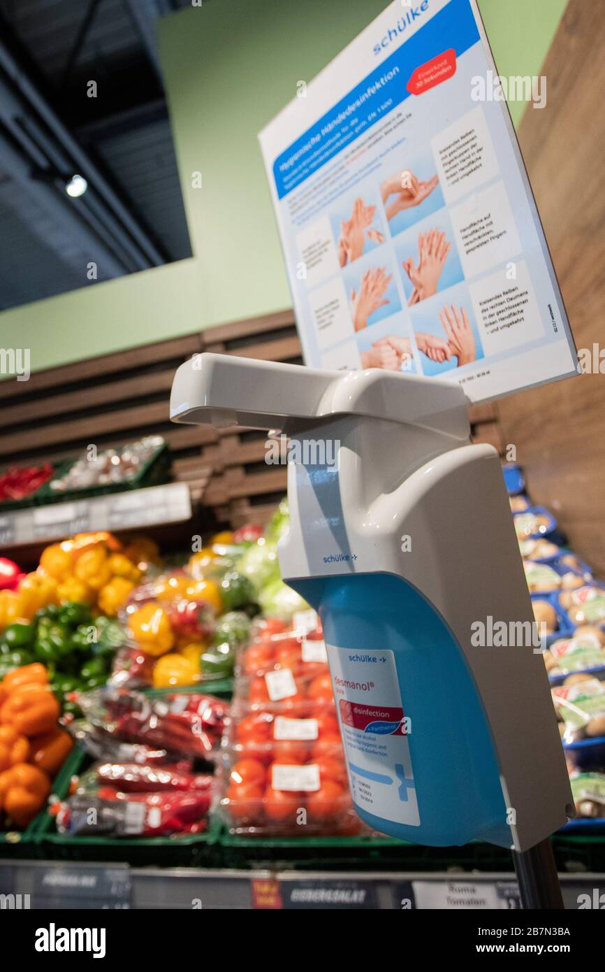 März 2020, Baden-Württemberg, Göppingen: Im Gemüsebereich eines Supermarktes befindet sich ein Desinfektionsmittel. Wegen der Hamster-Einkäufe sind viele Produkte im Supermarkt nicht mehr erhältlich. Foto: Tom Weller / dpa Stockfoto