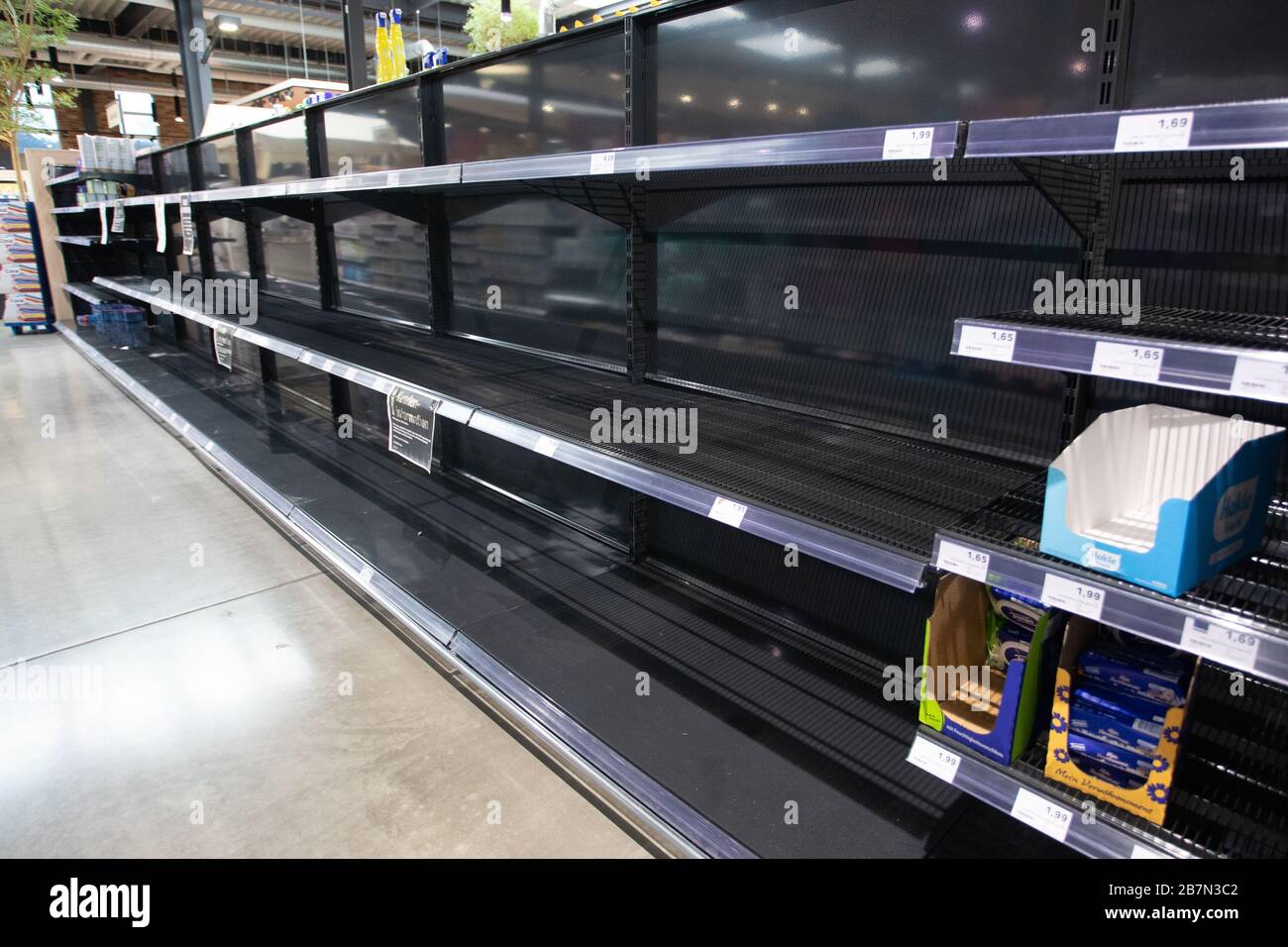 März 2020, Baden-Württemberg, Göppingen: Leere Regale in einem Supermarkt. Wegen Hamstereinkäufen sind viele Produkte im Supermarkt nicht mehr erhältlich. Foto: Tom Weller / dpa Stockfoto