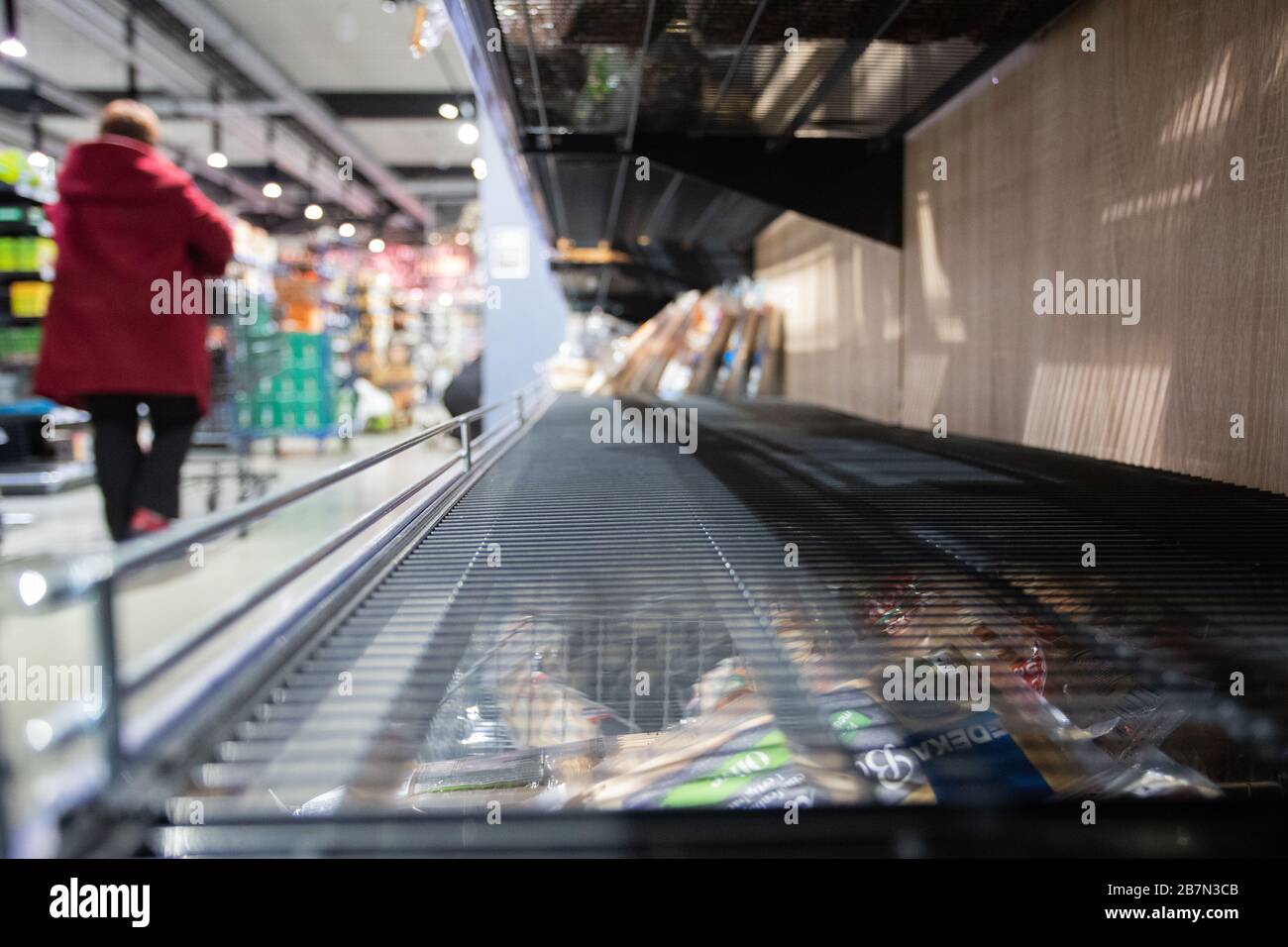 17. März 2020, Baden-Württemberg, Göppingen: Ein Supermarktkunde läuft an einem leeren Regal vorbei. Wegen der Hamster-Einkäufe sind viele Produkte im Supermarkt nicht mehr erhältlich. Foto: Tom Weller / dpa Stockfoto
