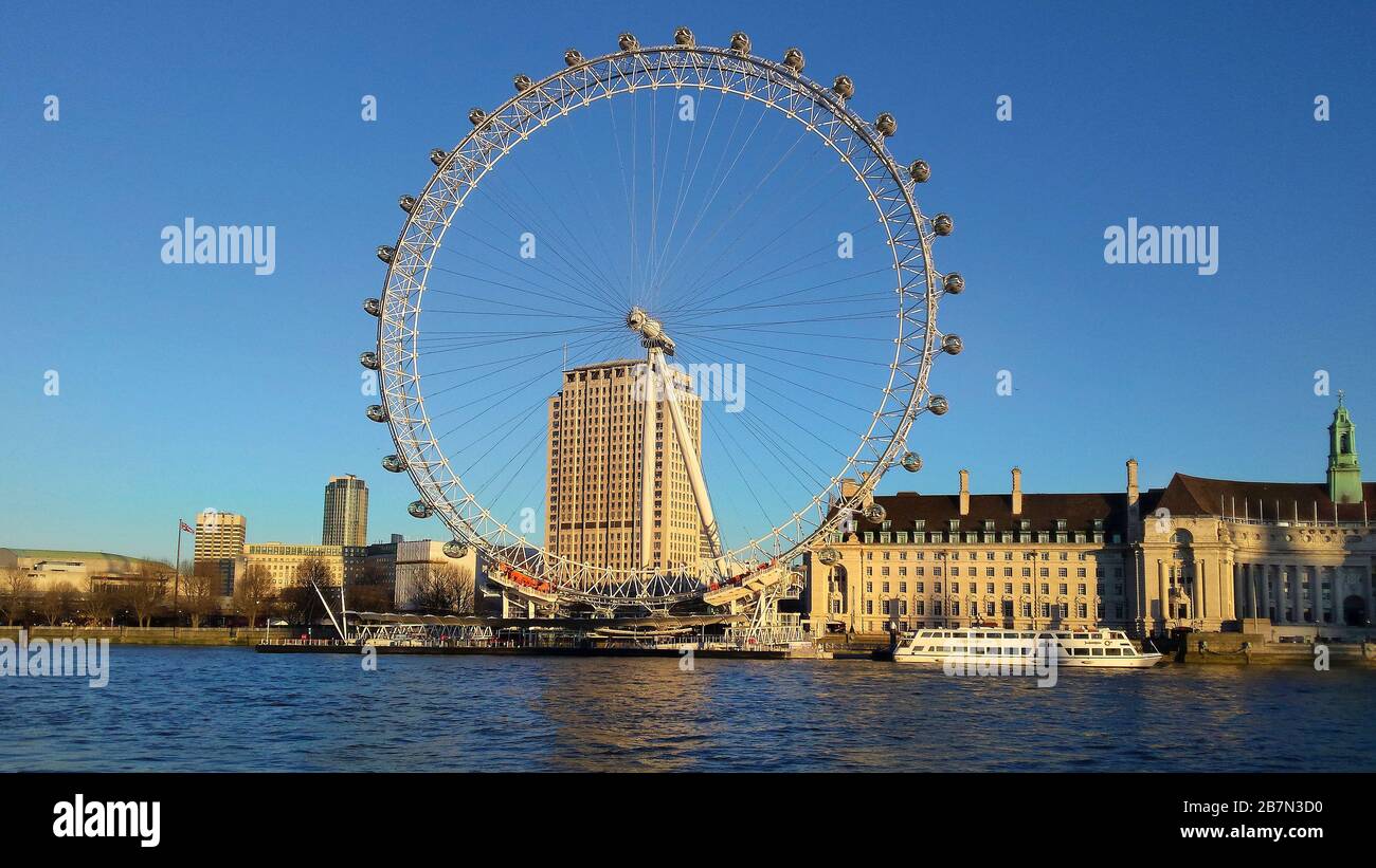 London, Großbritannien - 15. Januar 2016: Riesenrad mit dem Namen London Eye, Wahrzeichen und Touristenattraktion an der Themse Stockfoto