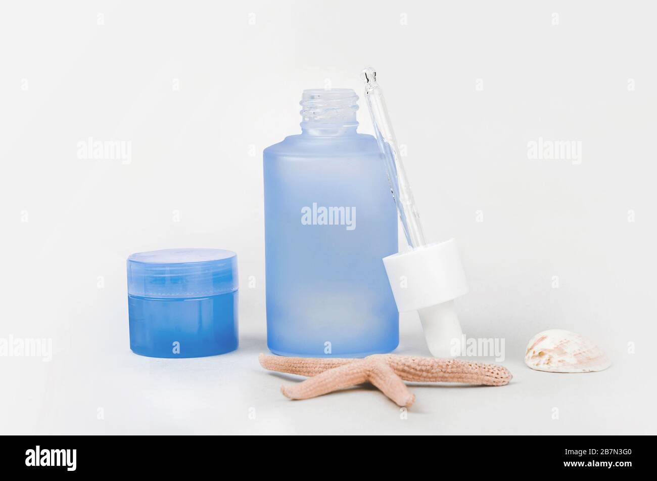 Verschmutzungsschutz sinkt und die tägliche Pflege cremefarben mit Tropper und Seashells Stockfoto