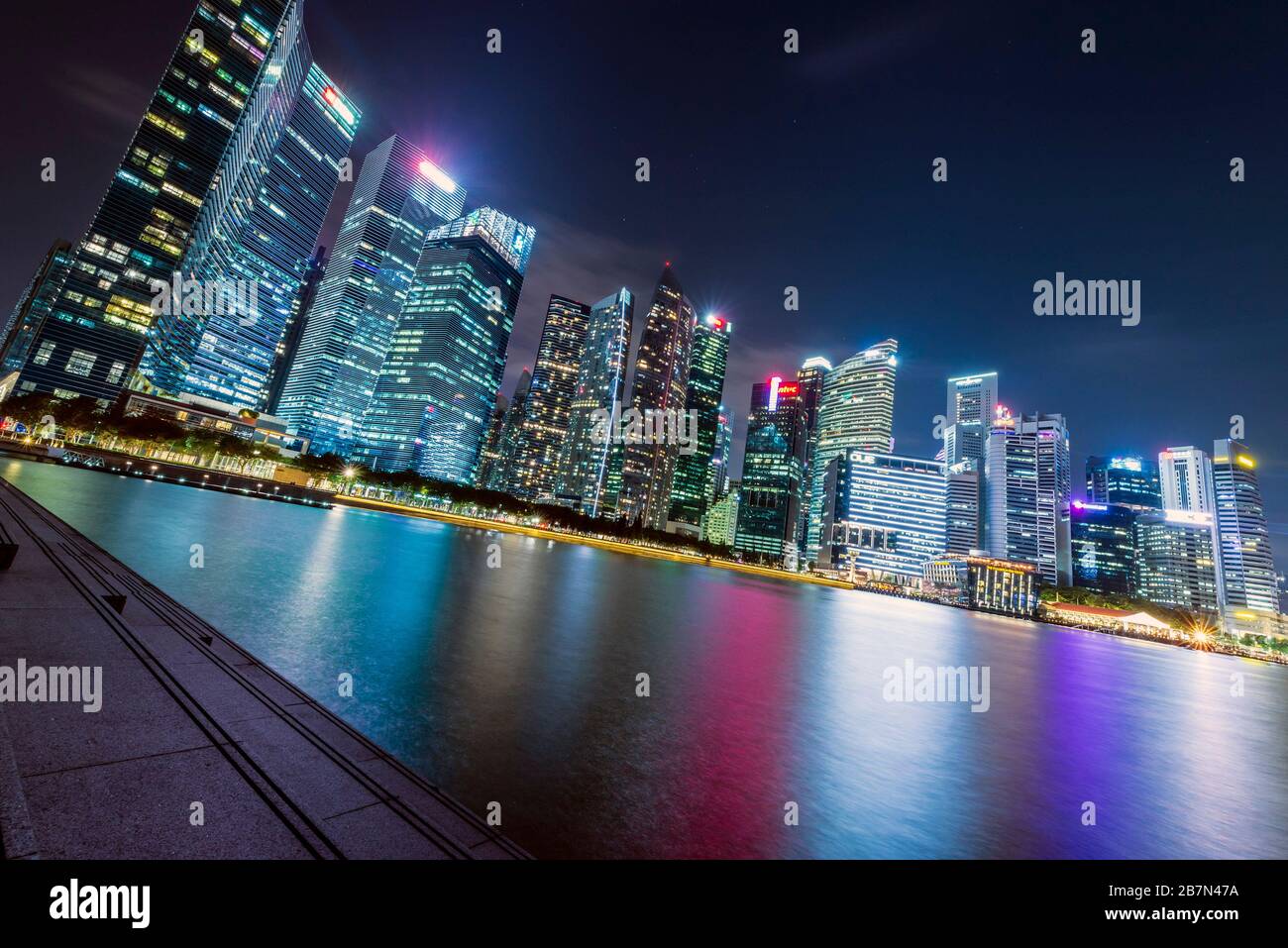 Skyline von Singapur bei Nacht Stockfoto