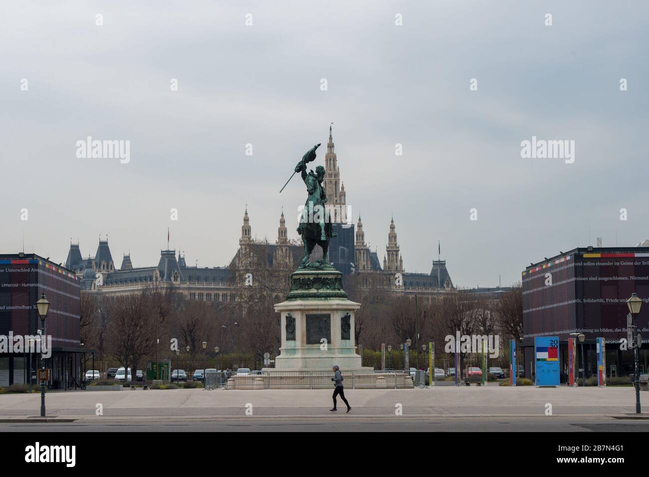 Wien. März 2020. Das am 17. März 2020 aufgenommene Foto zeigt den Heldenplatz in Wien, Österreich. Die Zahl der bestätigten Fälle der Coronavirus-Infektion in Österreich stieg am Montag auf 1.018, wobei drei Todesfälle laut den örtlichen Gesundheitsbehörden gemeldet wurden. Im Rahmen einer Reihe drastischer Maßnahmen zur Eindämmung des Ausbruchs hat die Regierung im ganzen Land Ausreisebeschränkungen verhängt. Gutschrift: Guo Chen/Xinhua/Alamy Live News Stockfoto