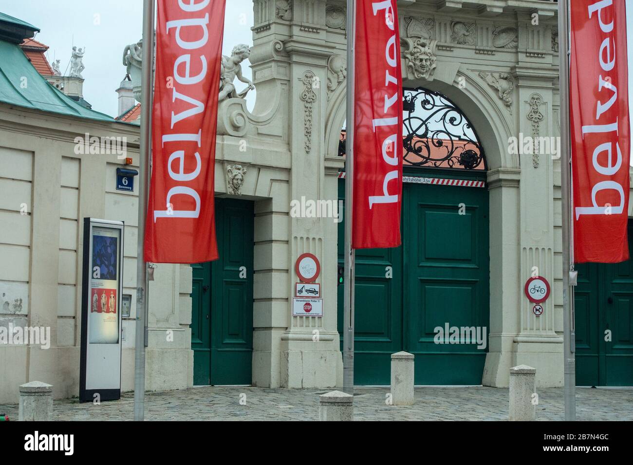 Wien. März 2020. Das am 17. März 2020 aufgenommene Foto zeigt das geschlossene Schloss Belvedere in Wien, Österreich. Die Zahl der bestätigten Fälle der Coronavirus-Infektion in Österreich stieg am Montag auf 1.018, wobei drei Todesfälle laut den örtlichen Gesundheitsbehörden gemeldet wurden. Im Rahmen einer Reihe drastischer Maßnahmen zur Eindämmung des Ausbruchs hat die Regierung im ganzen Land Ausreisebeschränkungen verhängt. Gutschrift: Guo Chen/Xinhua/Alamy Live News Stockfoto