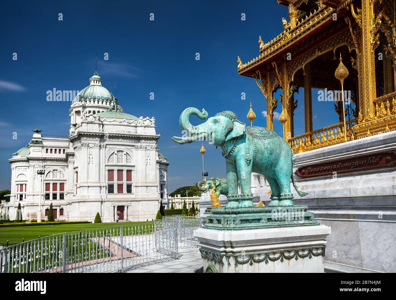 Der Ananta Samakhom Throne Hall in thailändischen Dusit Königspalast und grünen Elefanten-Statue, Bangkok, Thailand. Stockfoto