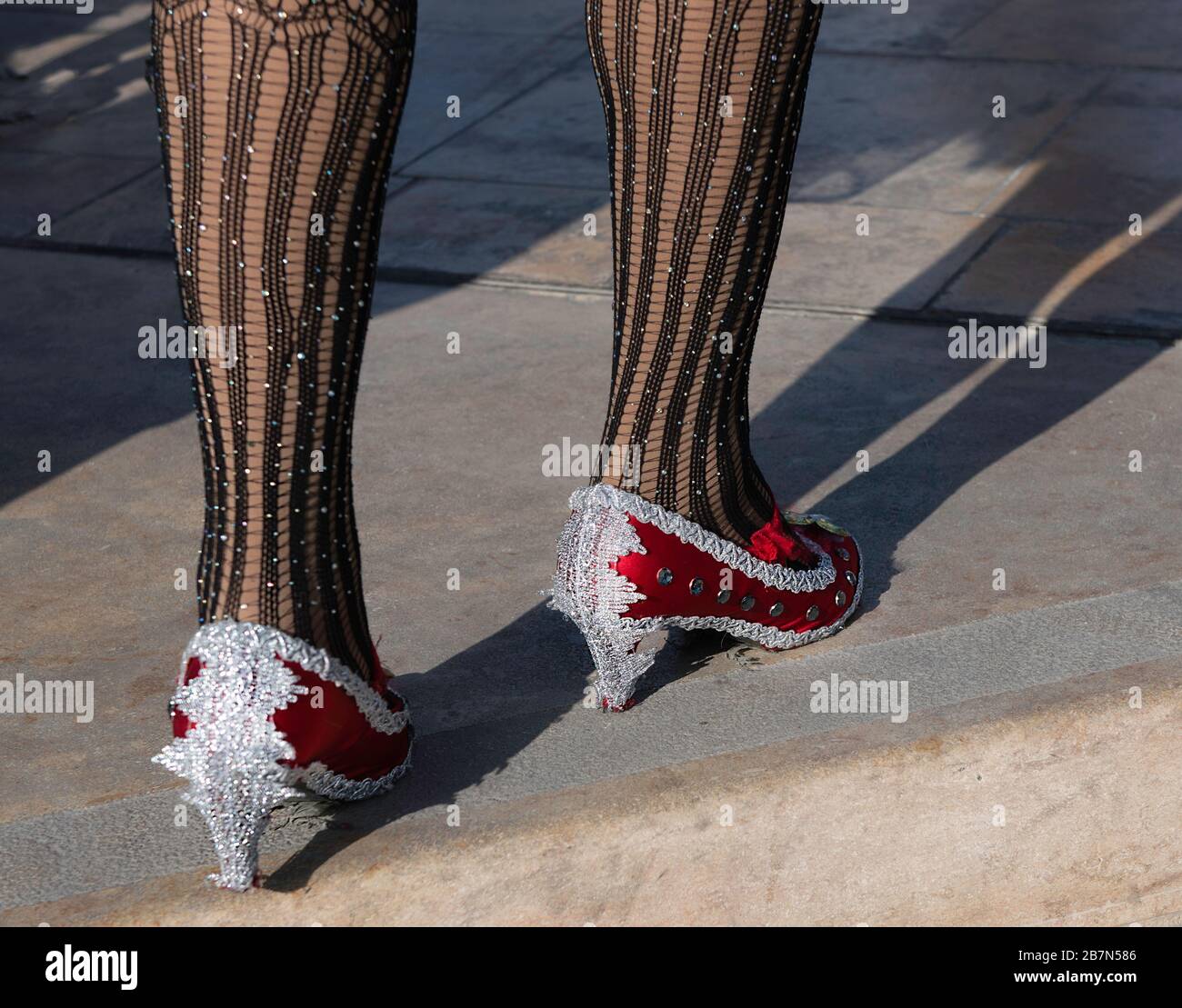 Foto der Beine der Karnevalstänzer mit stylischen Schuhen. Beinfragment Foto der maltesischen Karnevalstänzerin. Nur Beine abgeschnitten Stockfoto