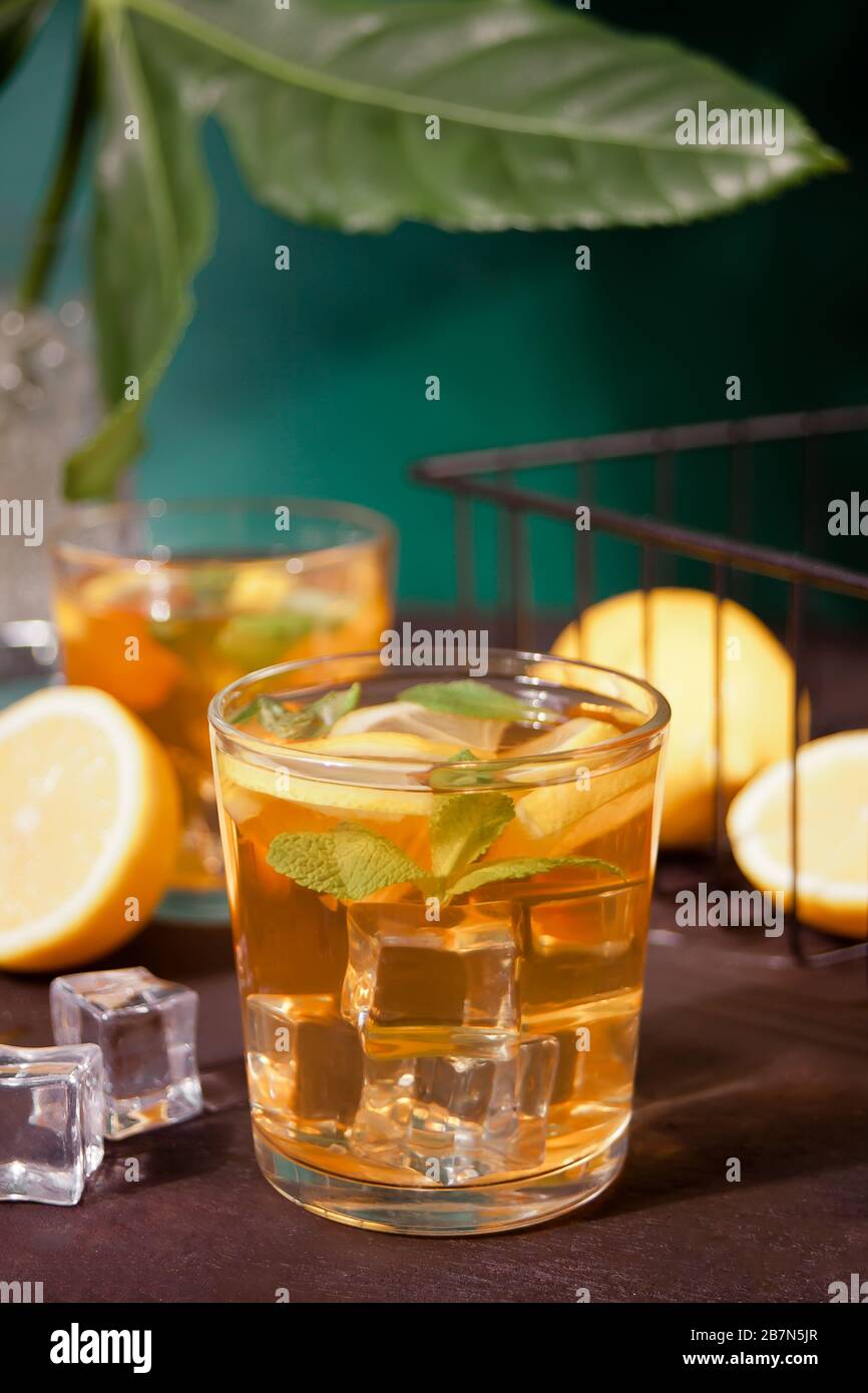 Zwei Gläser kalter Erfrischungstee mit Eis und Zitronenfrüchten Stockfoto