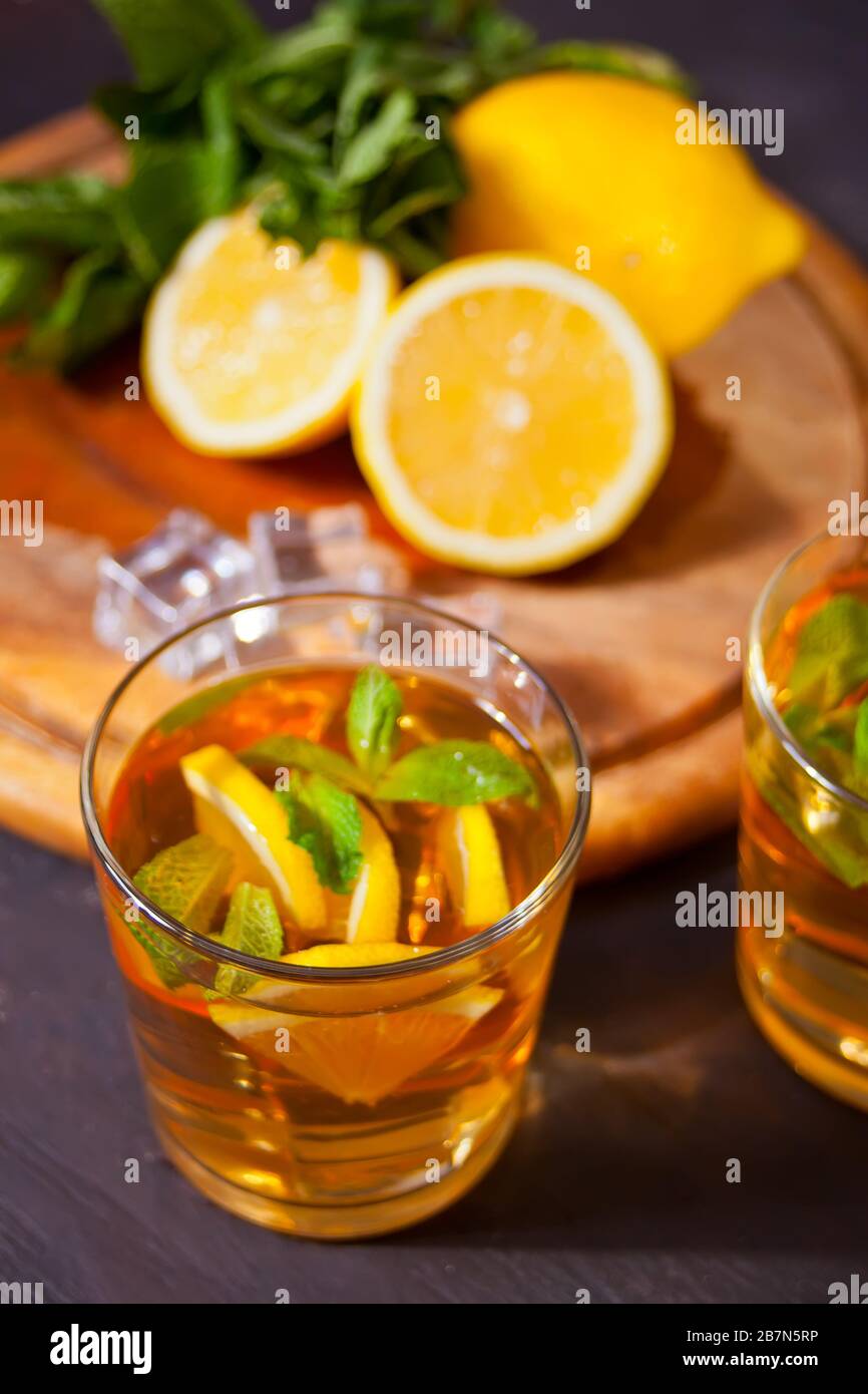 Zwei Gläser kalter Erfrischungstee mit Eis und Zitronenfrüchten Stockfoto
