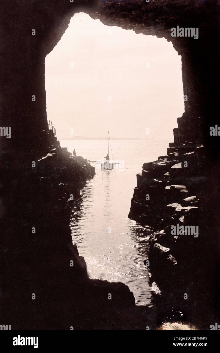 Fingal's Cave, Staffa, auf der Suche nach Iona von George Washington Wilson um das Jahr 1880 Stockfoto