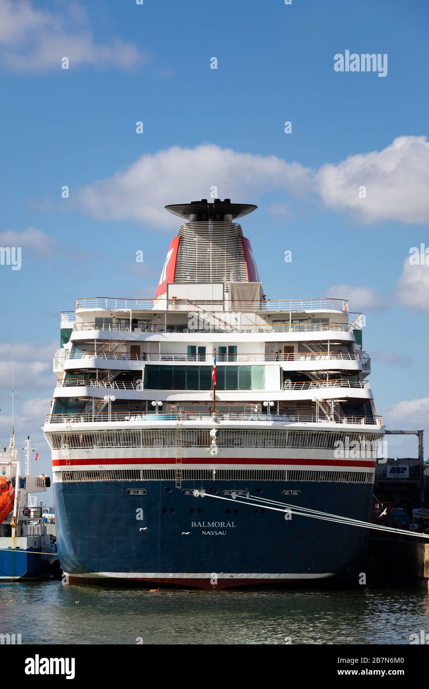 Fred Olsen Cruises' Schiff Balmoral sitzt heute untätig und leer in Southampton, nachdem die Kreuzfahrt-Linie vorübergehend die Fahrten bis zum 23. Eingestellt hatte Stockfoto