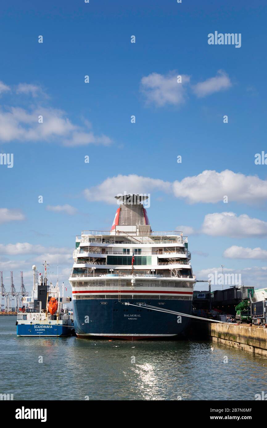 Fred Olsen Cruises' Schiff Balmoral sitzt heute untätig und leer in Southampton, nachdem die Kreuzfahrt-Linie vorübergehend die Fahrten bis zum 23. Eingestellt hatte Stockfoto