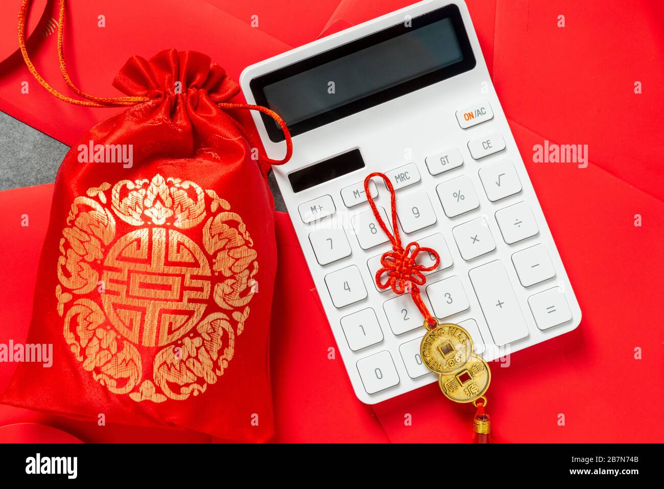 Ein Taschenrechner auf der Tabelle. Die chinesische Bedeutung ist: Die  finanziellen Ressourcen erweitern sich Stockfotografie - Alamy