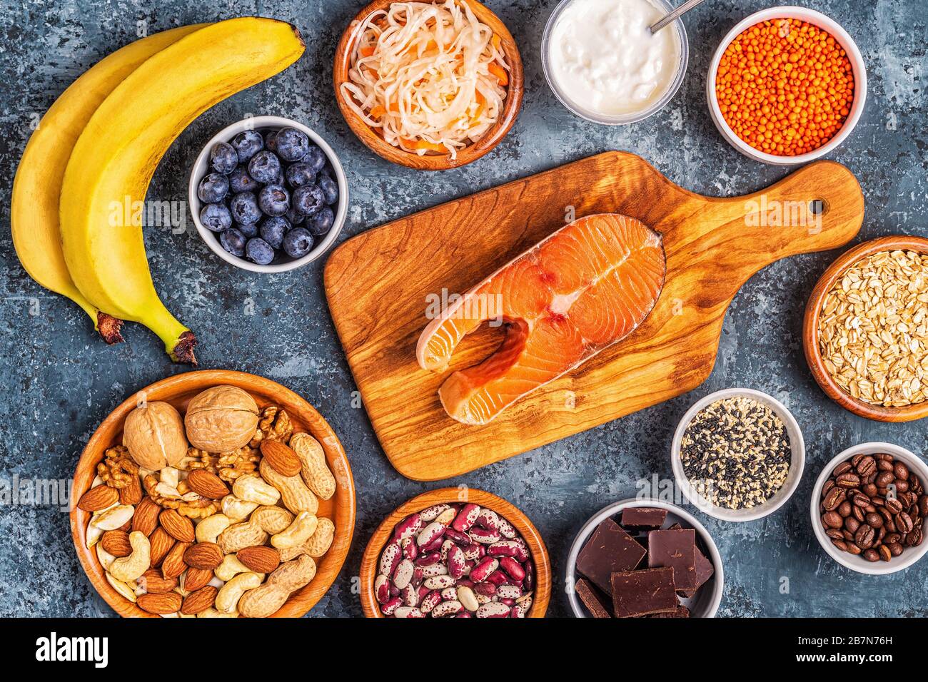 Gesunde Lebensmittel, die Ihre Stimmung anheben - Lachs, dunkle Schokolade, fermentierte Lebensmittel (Sauerkraut, Joghurt), Bananen, Beeren, Nüsse, Hafer, Bohnen, Linsen und Cof Stockfoto
