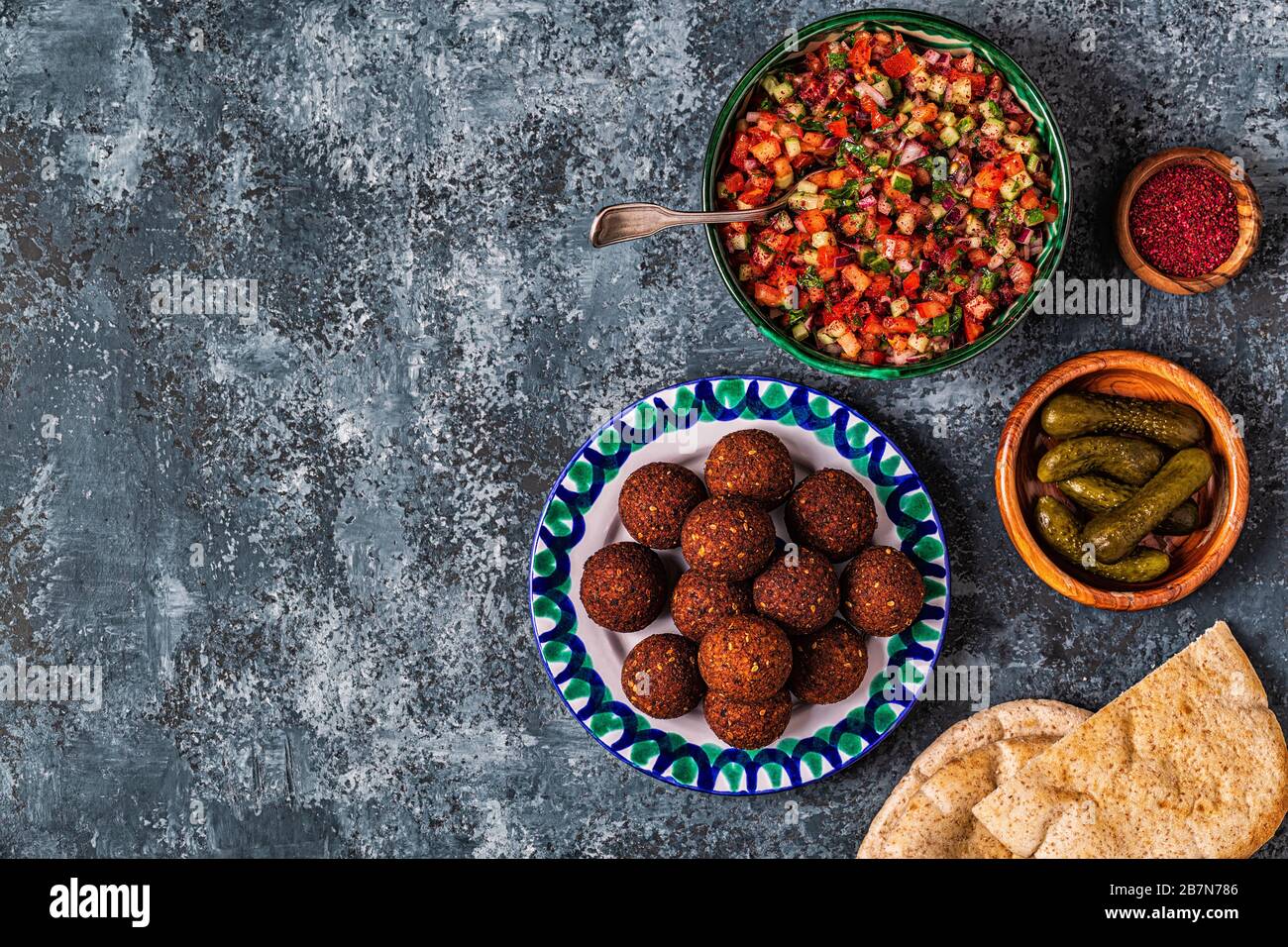 Falafel - traditionelles Gericht der israelischen und nahöstlichen Küche, Draufsicht. Stockfoto