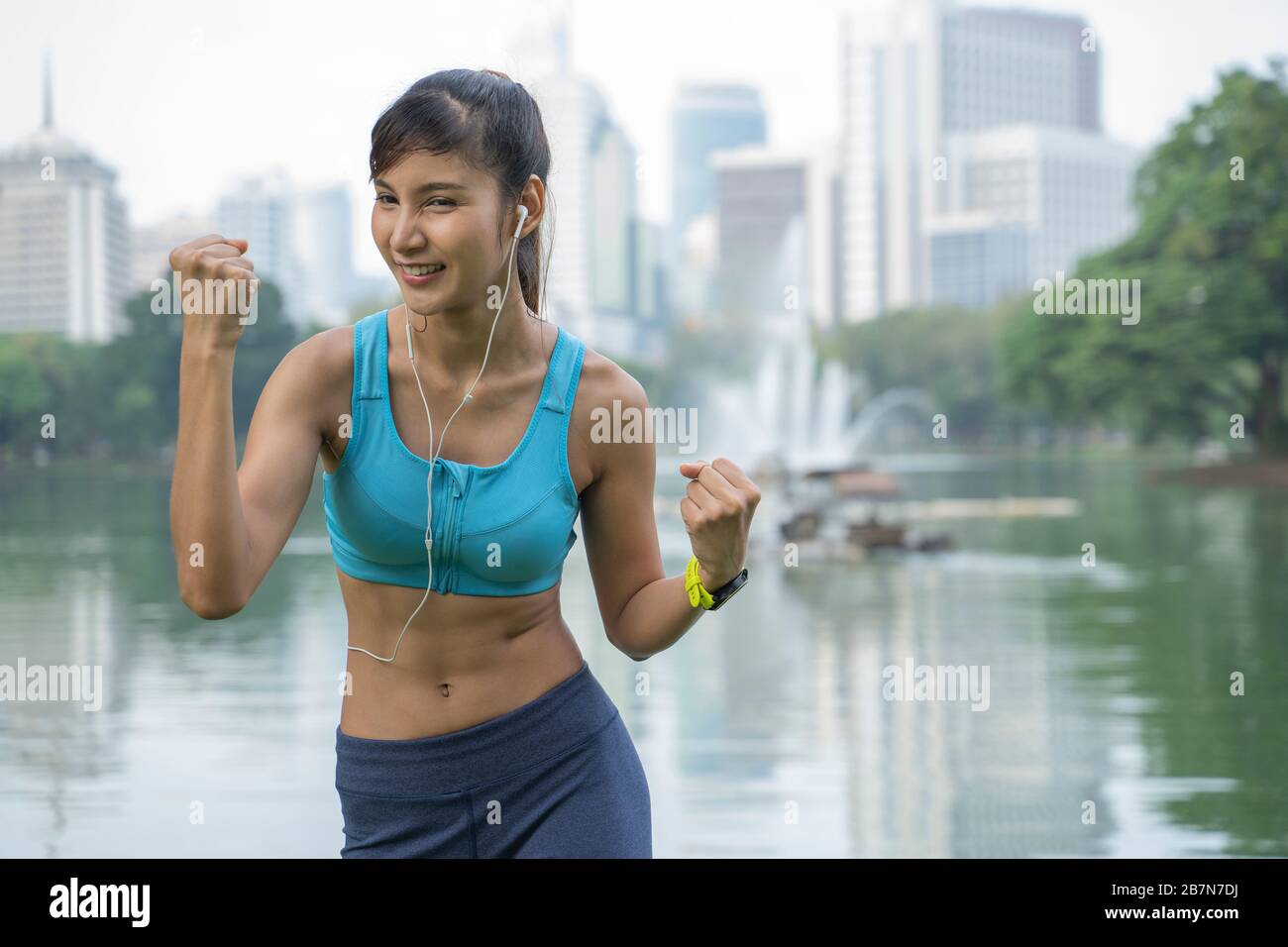 Lächelnde asiatische Frauen nach dem Joggen mit der besten Zeit im Park. Stockfoto