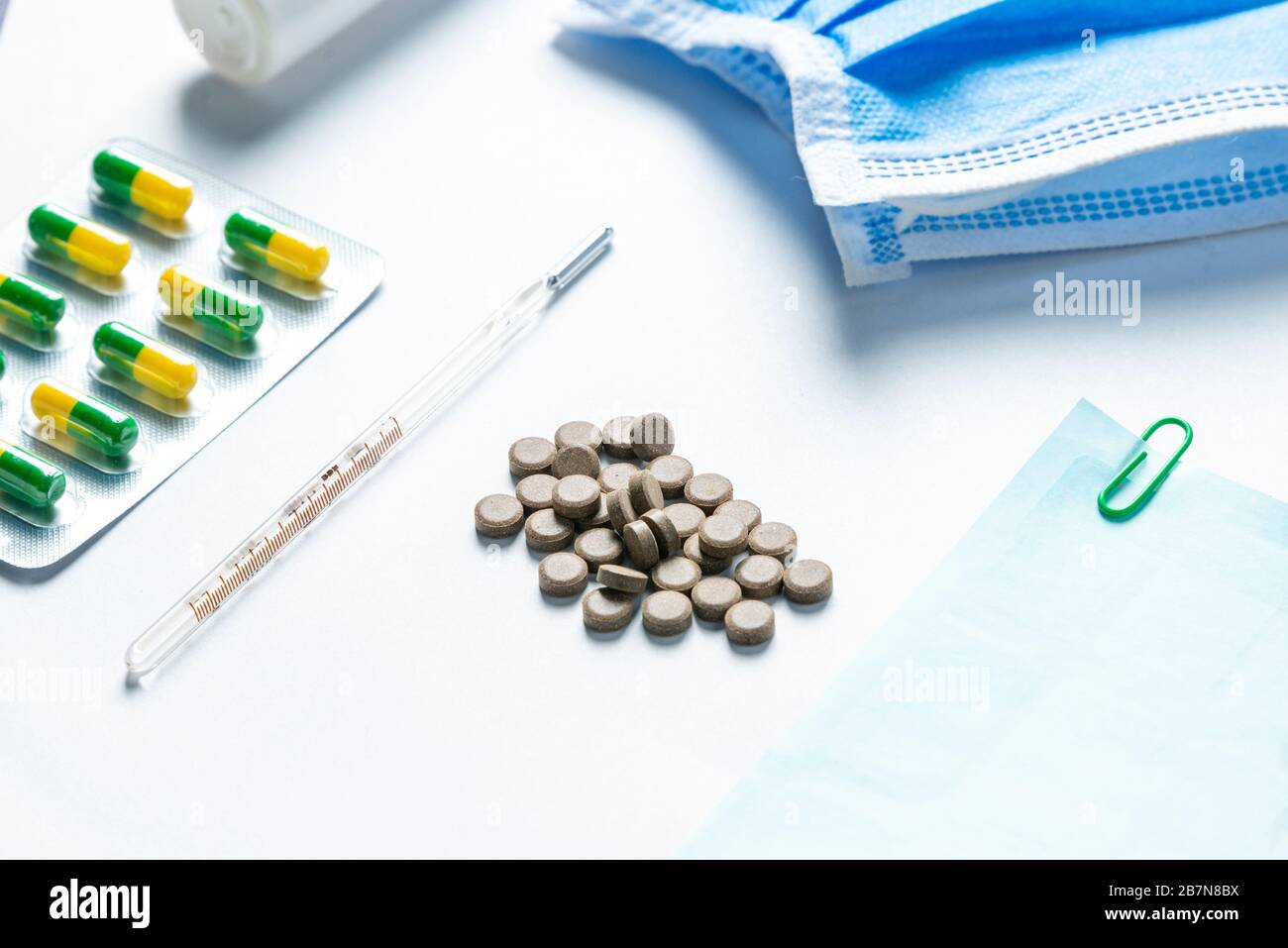 Thermometer und Anti-Grippe-Medikamente Stockfoto