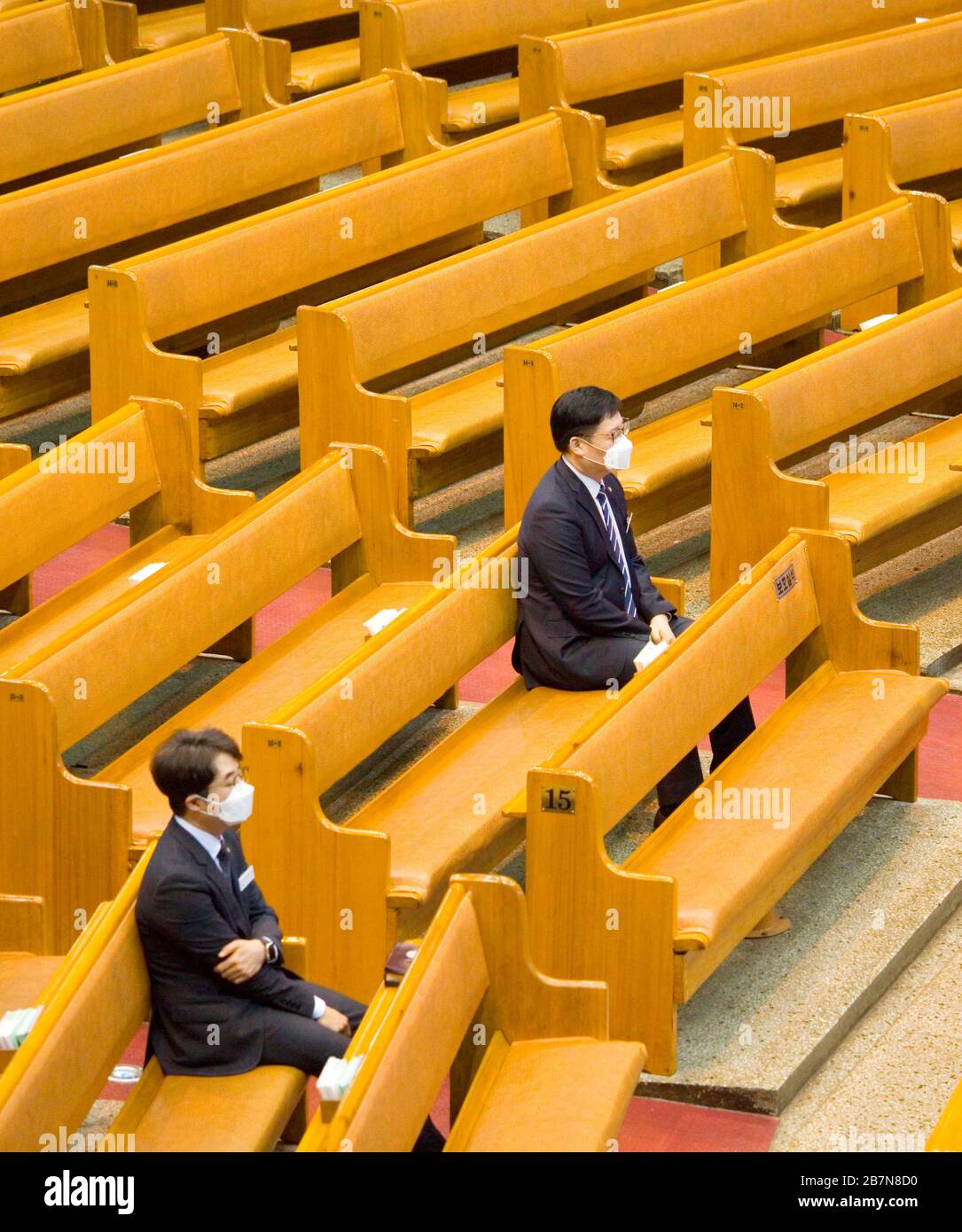Yoido Full Gospel Church, 15. März 2020: EINIGE hochrangige Kirchenvertreter nehmen an einem Gottesdienst in der Yoido-Full Gospel-Kirche in Seoul, Südkorea Teil, während die Kirche einen Live-Stream ihrer regelmäßigen Sonntagsgottesdienste für die Sicherheit der Mitglieder inmitten der Verbreitung des COVID-19-Virus hält. Einige große Kirchen wie die Yoido-Kirche mit vollem Gospel, die größte evangelische Kirche des Landes, die 560.000 Anhänger hat, Die Gebäude wurden geschlossen und ihre Kapellen für Online-Dienste umgebaut, aber viele mittlere und kleine Kirchen wie die Grace Community Church in Seongnam haben sich geweigert, ihre Dienste einzustellen Stockfoto