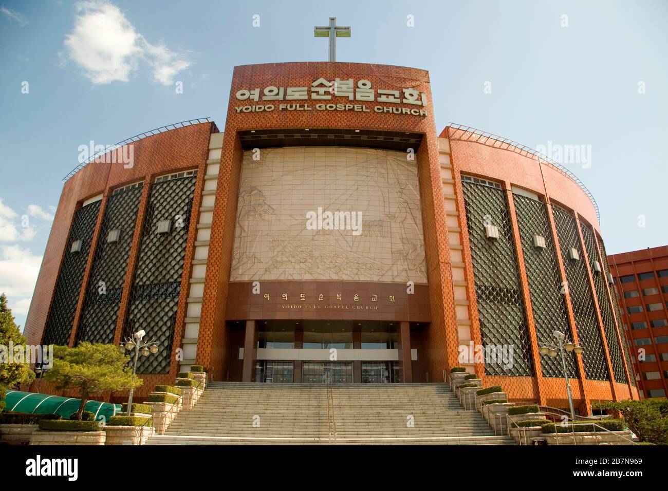 Yoido-Kirche mit vollem Gospel, 15. März 2020: Allgemeiner Blick auf die Yoido-Kirche mit vollem Gospel in Seoul, Südkorea. Die Kirche führte einen Live-Stream ihrer regelmäßigen Sonntagsgottesdienste für die Sicherheit der Mitglieder inmitten der Verbreitung des COVID-19-Virus. Einige große Kirchen wie die Yoido-Kirche mit vollem Gospel, die größte evangelische Kirche des Landes, die 560.000 Anhänger hat, Ihre Gebäude schlossen und ihre Kapellen für Online-Dienste umbauten, aber viele mittlere und kleine Kirchen wie die Grace Community Church in Seongnam haben sich seit dem neuen Coronavirus geweigert, ihre Gottesdienste in ihren Kirchen einzustellen Stockfoto