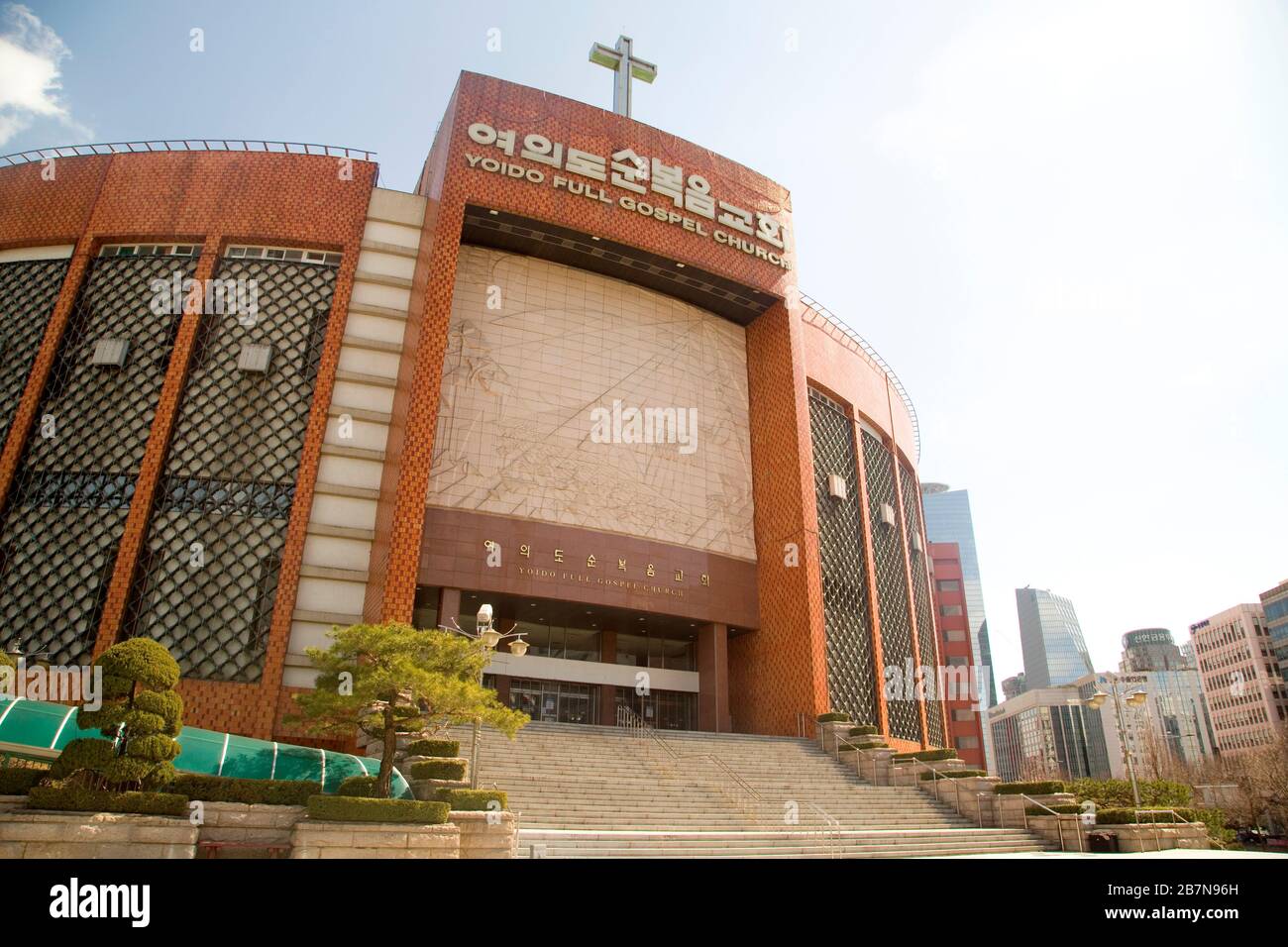 Yoido-Kirche mit vollem Gospel, 15. März 2020: Allgemeiner Blick auf die Yoido-Kirche mit vollem Gospel in Seoul, Südkorea. Die Kirche führte einen Live-Stream ihrer regelmäßigen Sonntagsgottesdienste für die Sicherheit der Mitglieder inmitten der Verbreitung des COVID-19-Virus. Einige große Kirchen wie die Yoido-Kirche mit vollem Gospel, die größte evangelische Kirche des Landes, die 560.000 Anhänger hat, Ihre Gebäude schlossen und ihre Kapellen für Online-Dienste umbauten, aber viele mittlere und kleine Kirchen wie die Grace Community Church in Seongnam haben sich seit dem neuen Coronavirus geweigert, ihre Gottesdienste in ihren Kirchen einzustellen Stockfoto