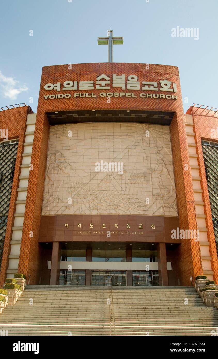 Yoido-Kirche mit vollem Gospel, 15. März 2020: Allgemeiner Blick auf die Yoido-Kirche mit vollem Gospel in Seoul, Südkorea. Die Kirche führte einen Live-Stream ihrer regelmäßigen Sonntagsgottesdienste für die Sicherheit der Mitglieder inmitten der Verbreitung des COVID-19-Virus. Einige große Kirchen wie die Yoido-Kirche mit vollem Gospel, die größte evangelische Kirche des Landes, die 560.000 Anhänger hat, Ihre Gebäude schlossen und ihre Kapellen für Online-Dienste umbauten, aber viele mittlere und kleine Kirchen wie die Grace Community Church in Seongnam haben sich seit dem neuen Coronavirus geweigert, ihre Gottesdienste in ihren Kirchen einzustellen Stockfoto