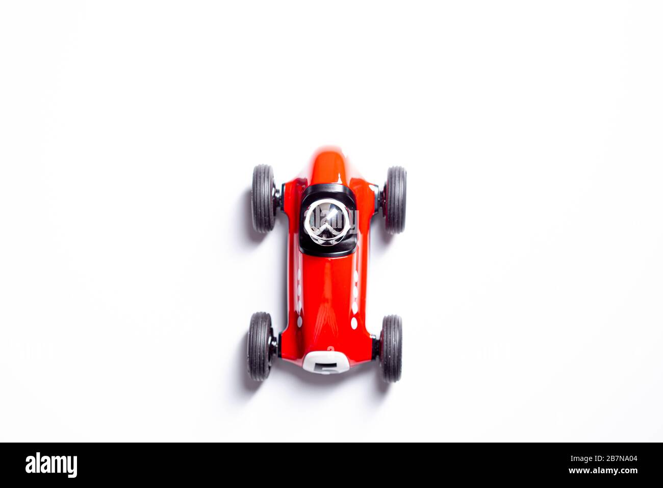 Rotes Spielzeug winziger Oldtimer auf weißem Hintergrund isoliert Stockfoto
