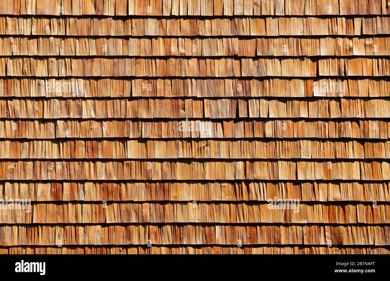 Hausfassade aus Holzschindeln, Österreich Stockfoto