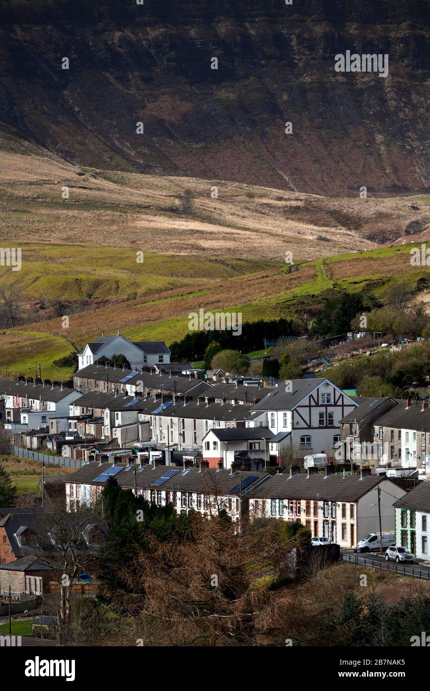 Reihenhäuser im Dorf Cwmparc in der Nähe von Treorchy im Rhondda Valley, Wales, Großbritannien Stockfoto