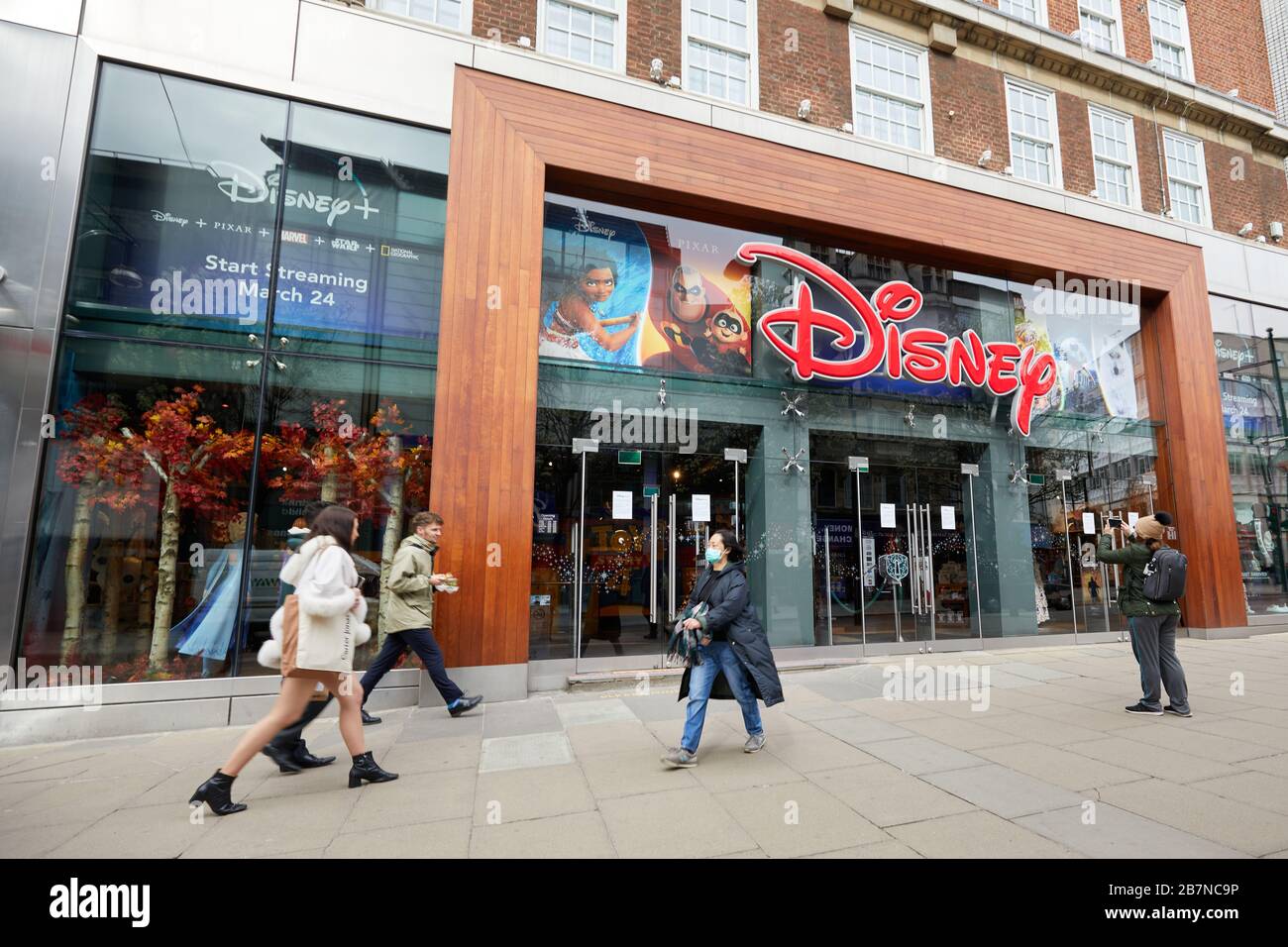 London, Großbritannien - 17. März 2020: Der Disney Store in der Oxford Street. Das US-amerikanische Unterhaltungskonglomerat hat aufgrund der weltweiten COVID-19-Epidemie alle Hotels und Einzelhandelsgeschäfte geschlossen. Stockfoto