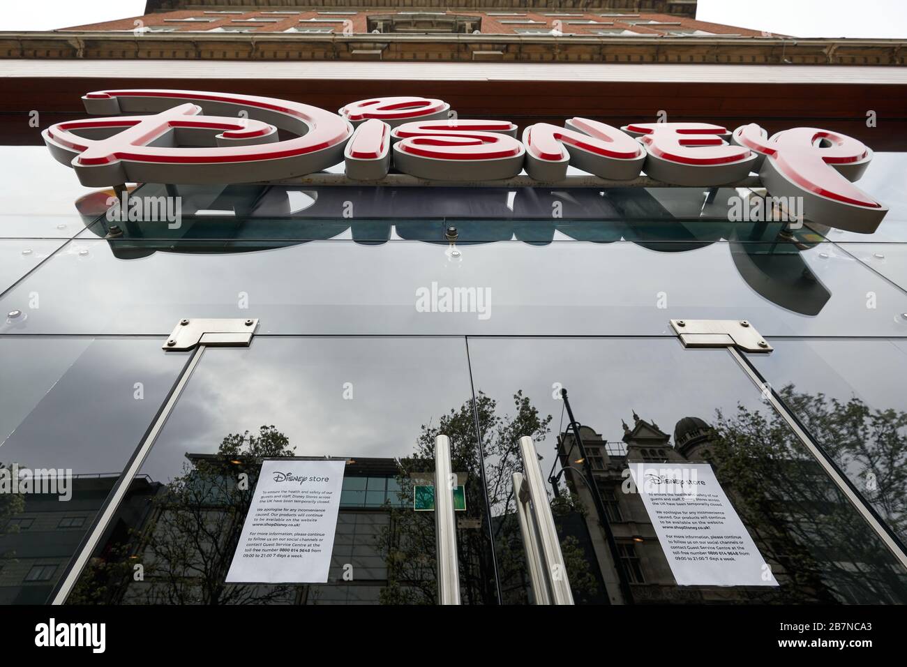 London, Großbritannien - 17. März 2020: Der Disney Store in der Oxford Street. Das US-amerikanische Unterhaltungskonglomerat hat aufgrund der weltweiten COVID-19-Epidemie alle Hotels und Einzelhandelsgeschäfte geschlossen. Stockfoto