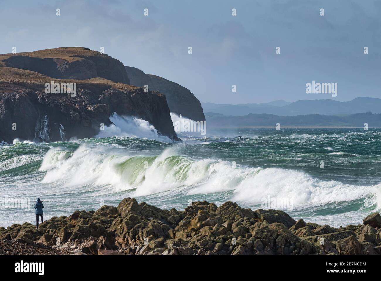 Fotograf, der auf dem felsigen Ufer des Dunff County Donegal Ireland große Wellen aus dem Atlantik fotografiert Stockfoto