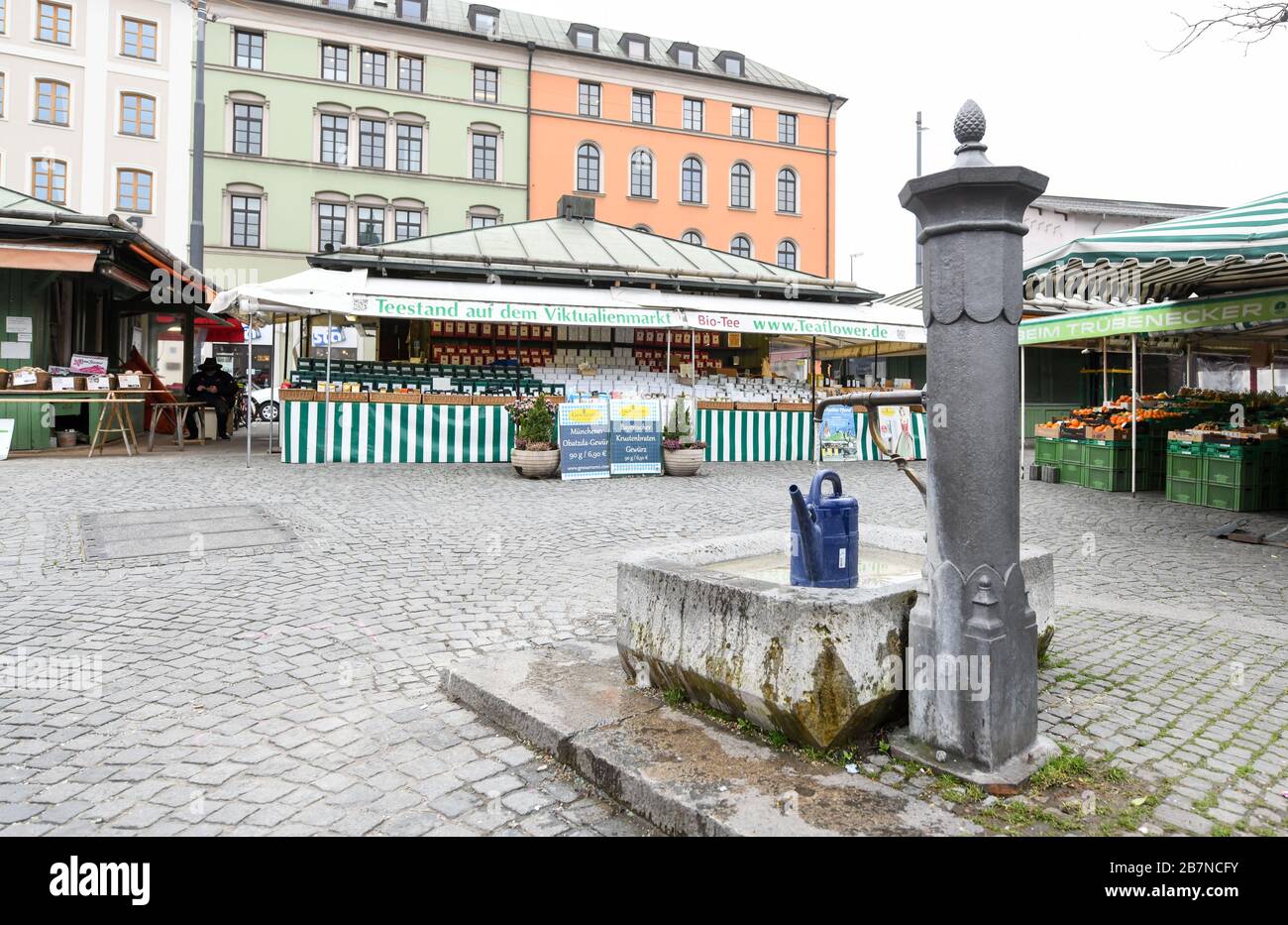 München, Deutschland. März 2020. Teile des Viktualienmarktes im Zentrum Münchens sind menschenleer. Um die Ausbreitung des Coronavirus zu verlangsamen, ist das öffentliche Leben in Bayern eingeschränkt. Ab dem 18.03.2020 müssen viele Geschäfte in Bayern geschlossen bleiben, Restaurants haben nur noch einen eingeschränkten Betrieb. Credit: Tobias Hase / dpa / Alamy Live News Stockfoto