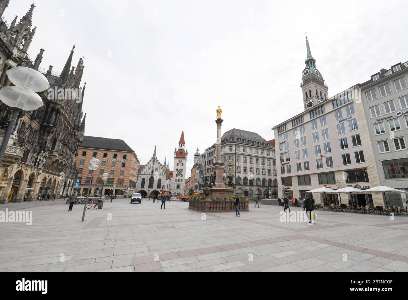 München, Deutschland. März 2020. Nur wenige Menschen übernachten am Marienplatz in der Münchner Innenstadt. Um die Ausbreitung des Coronavirus zu mildern, ist das öffentliche Leben in Bayern eingeschränkt. Ab 18.03.2020 müssen viele Geschäfte in Bayern geschlossen bleiben, Restaurants nur noch eingeschränkt. Credit: Tobias Hase / dpa / Alamy Live News Stockfoto