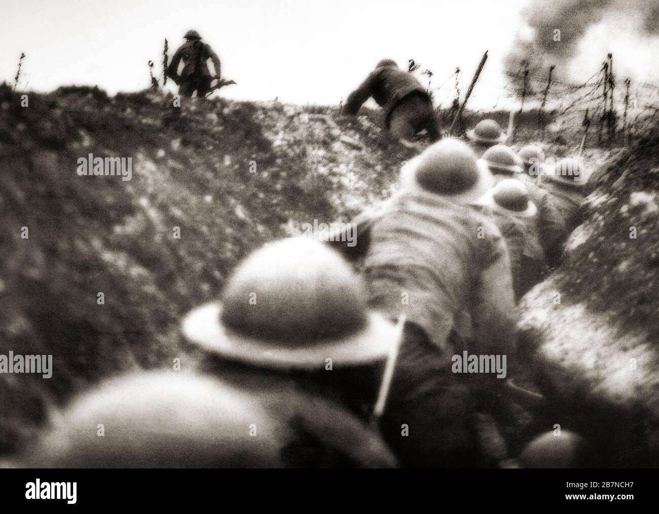 Soldaten, die bei einem überfall auf deutsche Stellungen bei Arras am 24. März 1917 aus einem Graben kletterten. Leider wurden einige von ihnen getötet, als britische Granaten knapp wurden Stockfoto