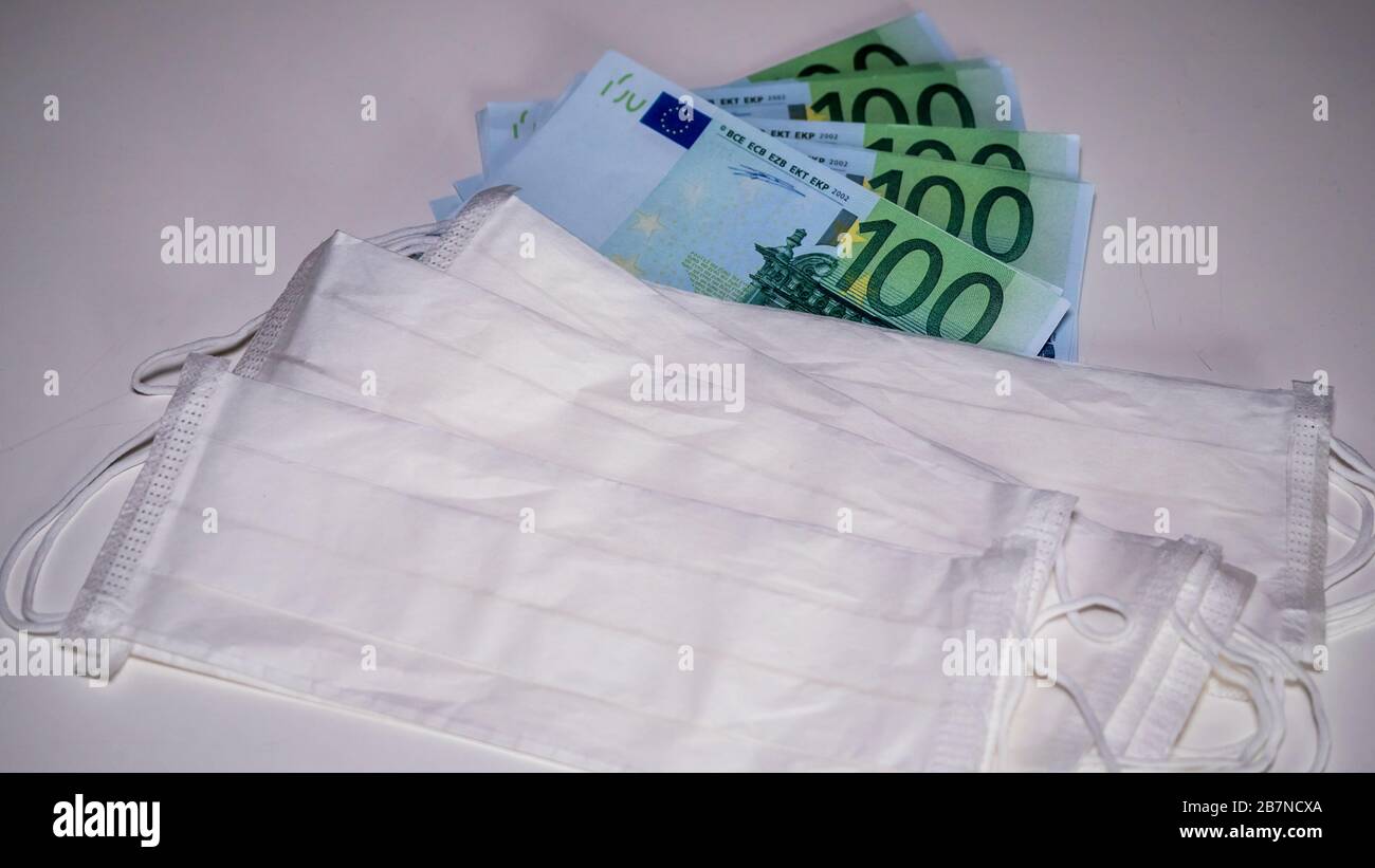 Italien 2020. Papiermasken erreichten exorbitante Preise während der Coronavirus Pandemie, CoVid-19. In einigen Regionen sind sie nirgendwo zu finden. März 2020 Stockfoto