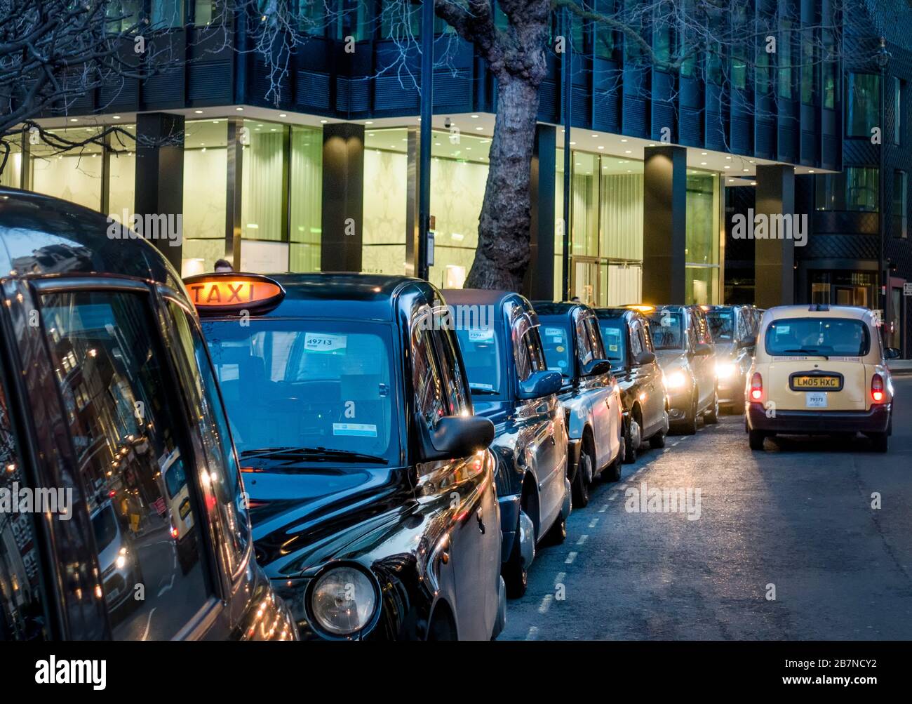 Großbritannien, England, London. Ein Taxistand mit markanten schwarzen Londoner Taxis Stockfoto