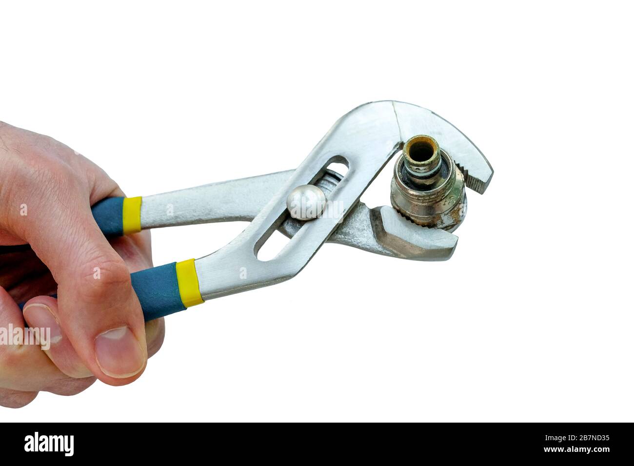 Klempnerschlüssel in der Hand. Werkzeug für Leitungen. Die alte Kupplung wird mit einem Schraubenschlüssel gespannt. Isoliertes Foto. Stockfoto
