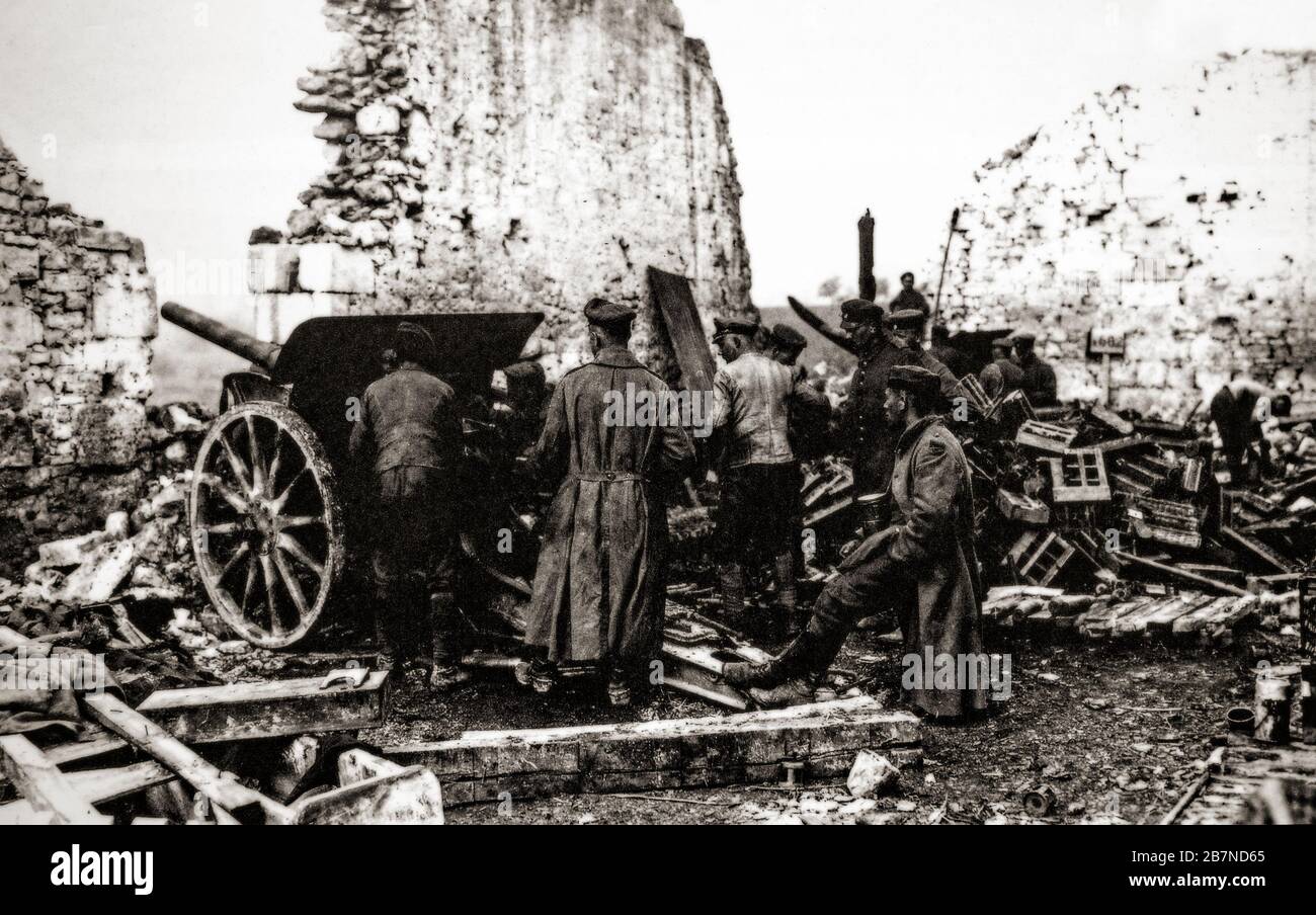 Eine Batterie deutscher Feldgewehre in den Ruinen eines Dorfes während der deutschen Offensive gegen Aisne in der Region Hauts-de-France im Frühjahr 1917 wird manchmal als zweite Schlacht an der Aisne bezeichnet. Stockfoto