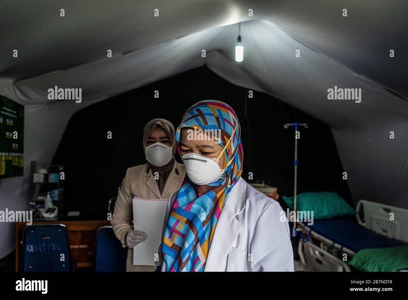 März 2020, Lhokseumawe, Aceh, Indonesien: Gesundheitsarbeiter, die Gesichtsmasken tragen, befanden sich in Krankenhauszelten, die auf einen möglichen Ausbruch des COVID-19-Coronavirus in Lhokseumawe, Aceh vorbereitet waren. Am Dienstag kündigte die indonesische Regierung eine Erhöhung der positiven Fälle des COVID-19-Coronavirus auf 172 Menschen an und bestätigt, dass 5 Menschen gestorben waren, und 9 sich erholt hatten. (Bild: © Zikri Maulana/ZUMA Draht) Stockfoto